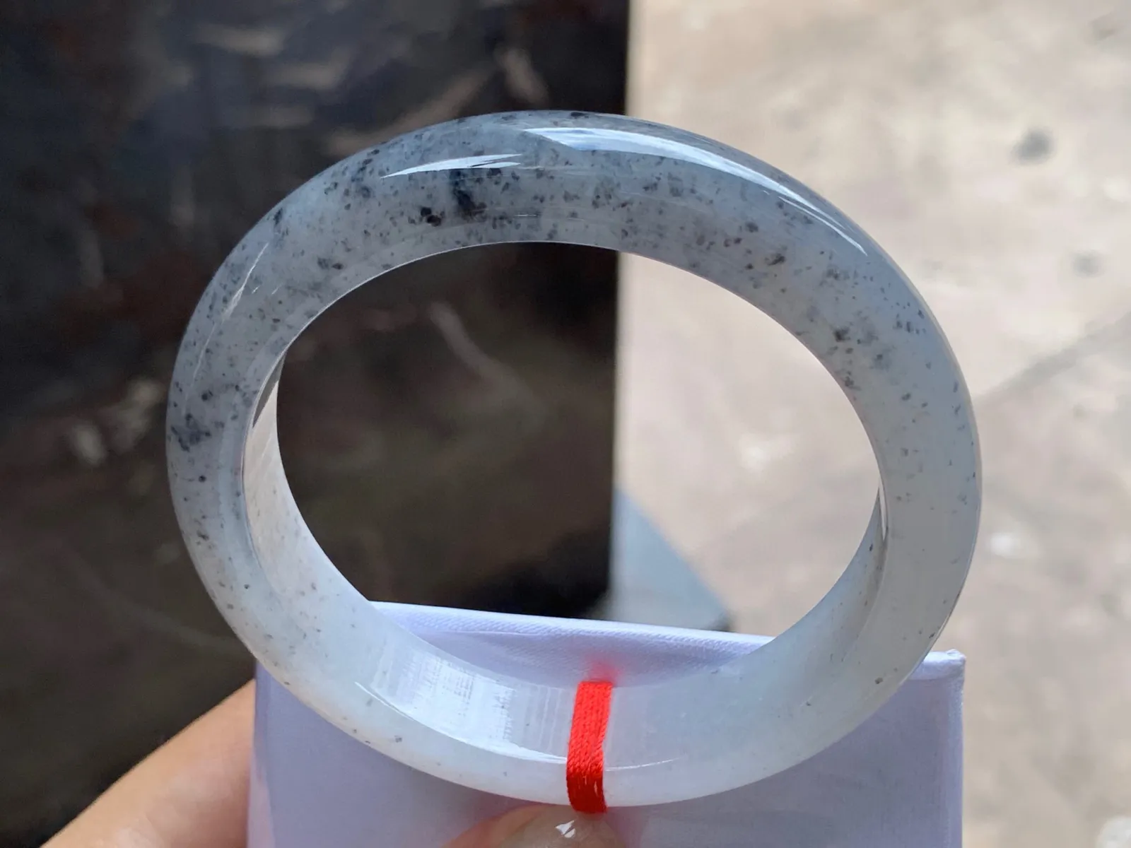 圈口：58.5-12.9-8.5mm                                                 
正圈 58 59可戴 乌鸡种手镯
种水佳～特色的一枚️实物美丽