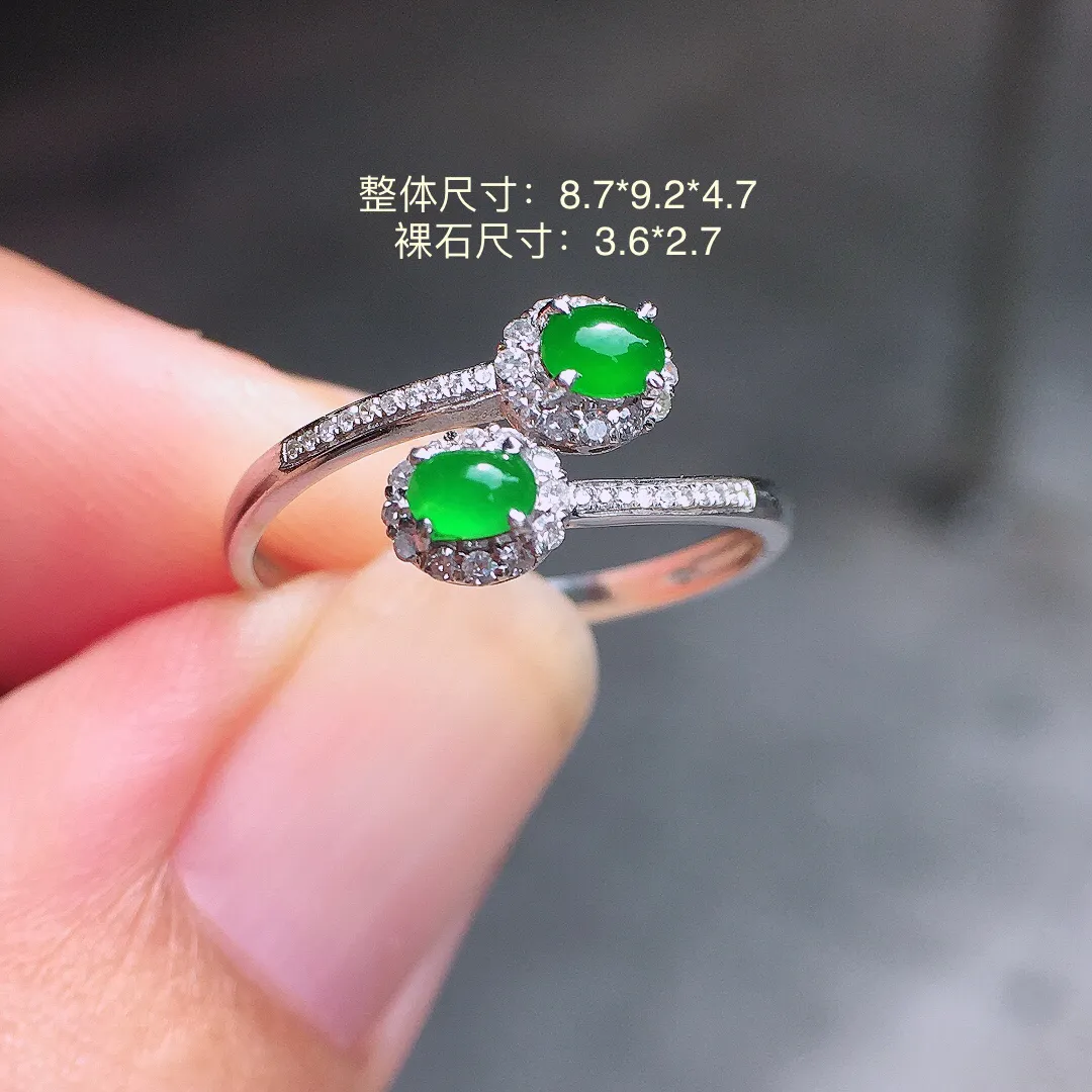阳绿二合一戒指，色泽均匀艳丽，玉质细腻，荧光感超
强，饱满圆润，尽显优雅气质，18k
金豪华镶嵌