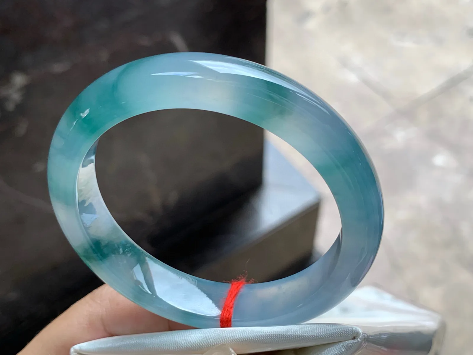 圈口：57-12.4-8.3mm                                                 
正圈 56 57可戴 冰飘花手镯
冰透水润～ 花飘灵动实物美丽