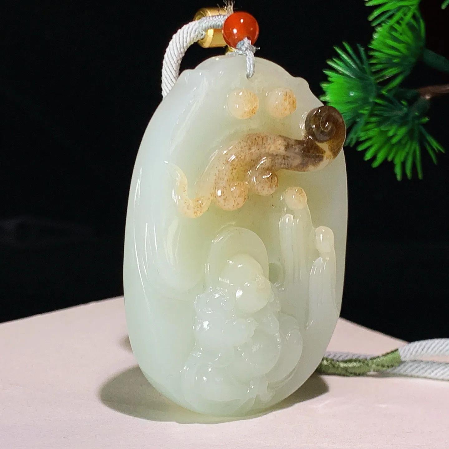 和田玉白玉糖料佛引福来挂件。尺寸61/43/22重91克 玉质细腻油润 底色纯净 脂粉好，品质好。l