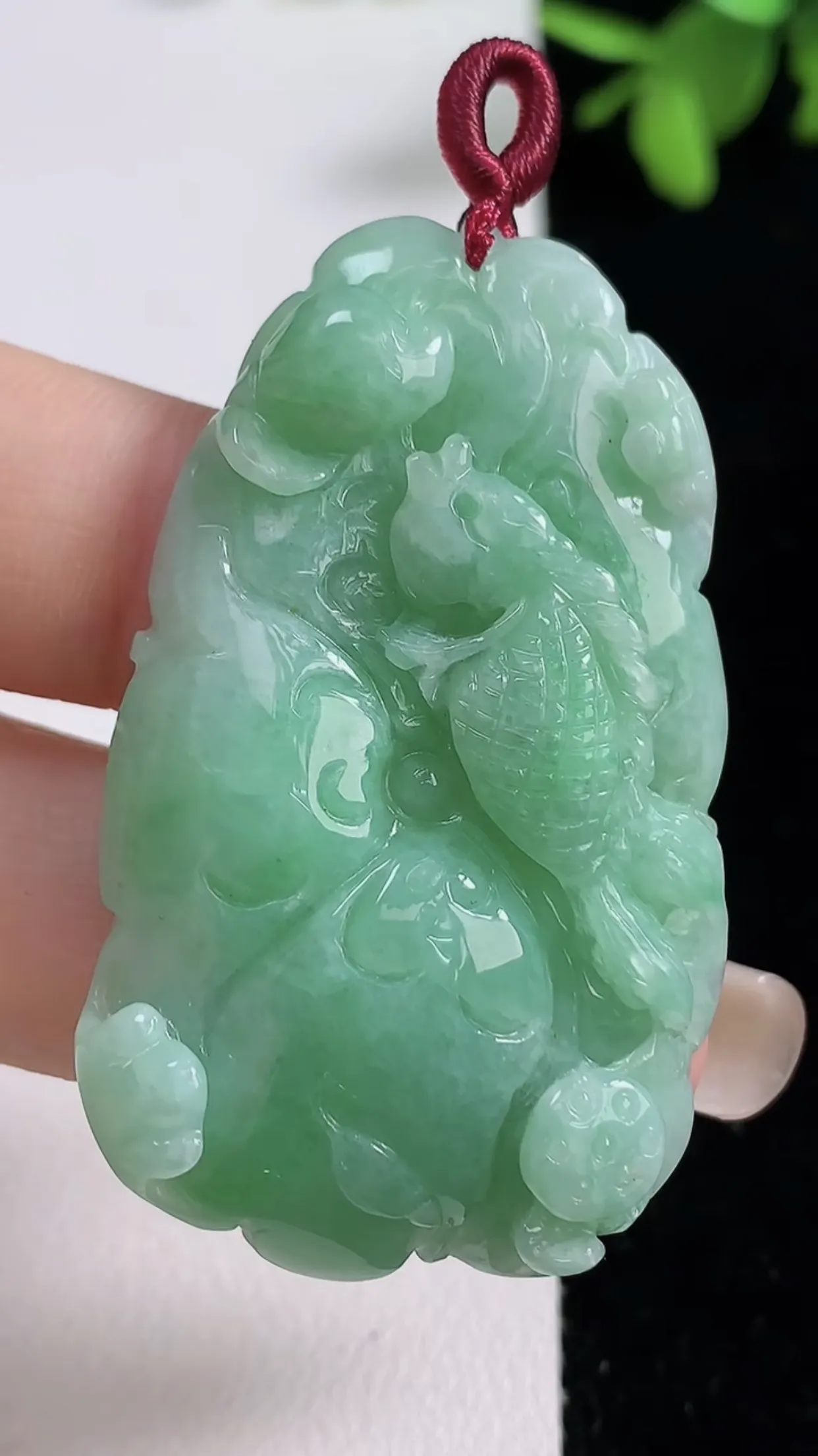 缅甸天然翡翠a货 老坑料起胶冰润 满绿和和美美 荷叶鱼吊坠，尺寸47.8-28.2-6.5mm  y 16.99