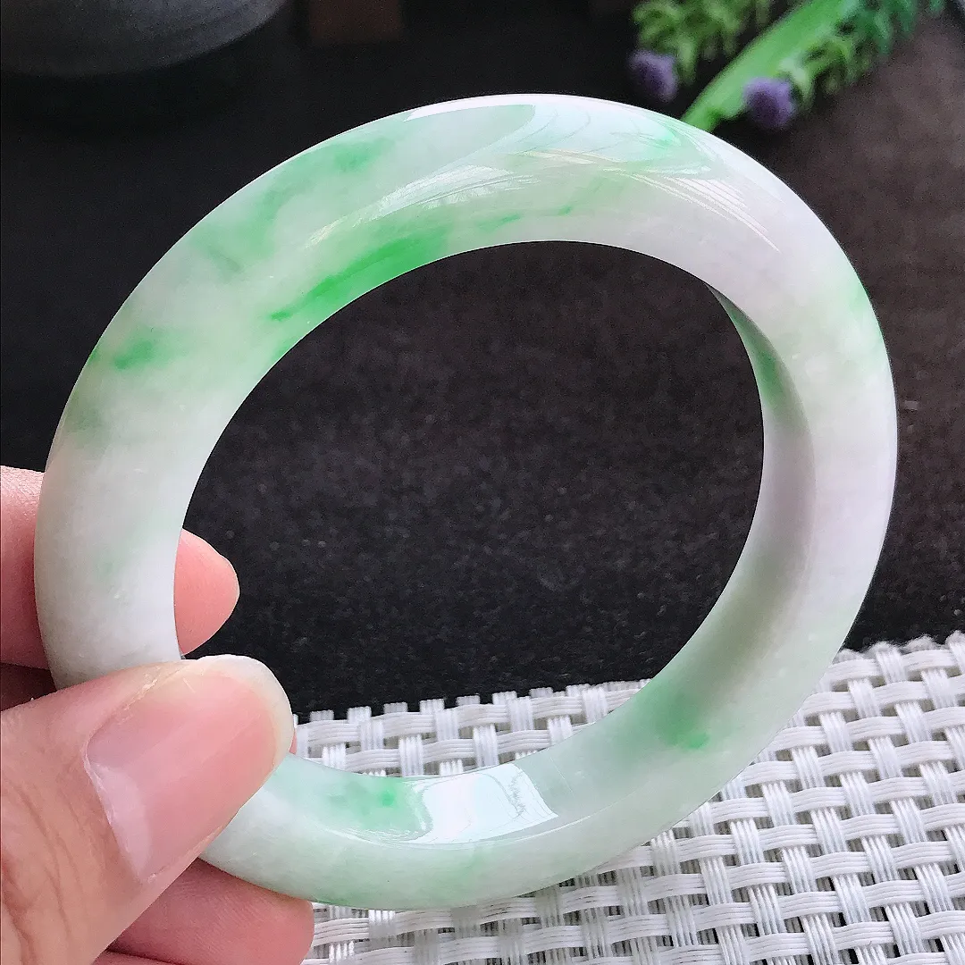 自然光58.5/11.9/10.8老坑精美温润飘绿手镯宽边翡翠玉镯美人镯