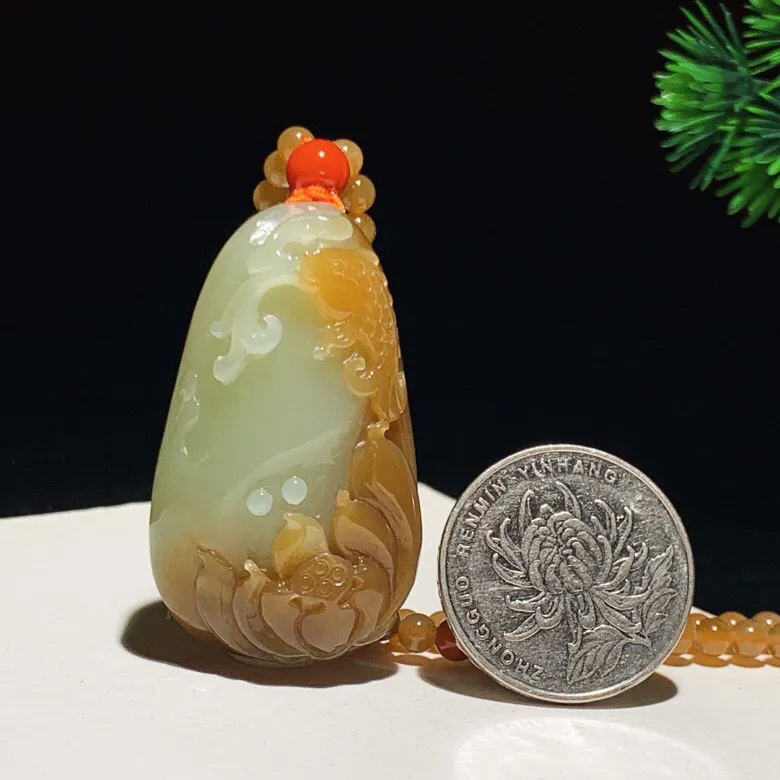 新疆且末糖花开富贵连年有余挂件。尺寸43.6/26/16链子尺寸4重41克 玉质细腻油润 底色纯净 脂粉好，品质好。lt250917
