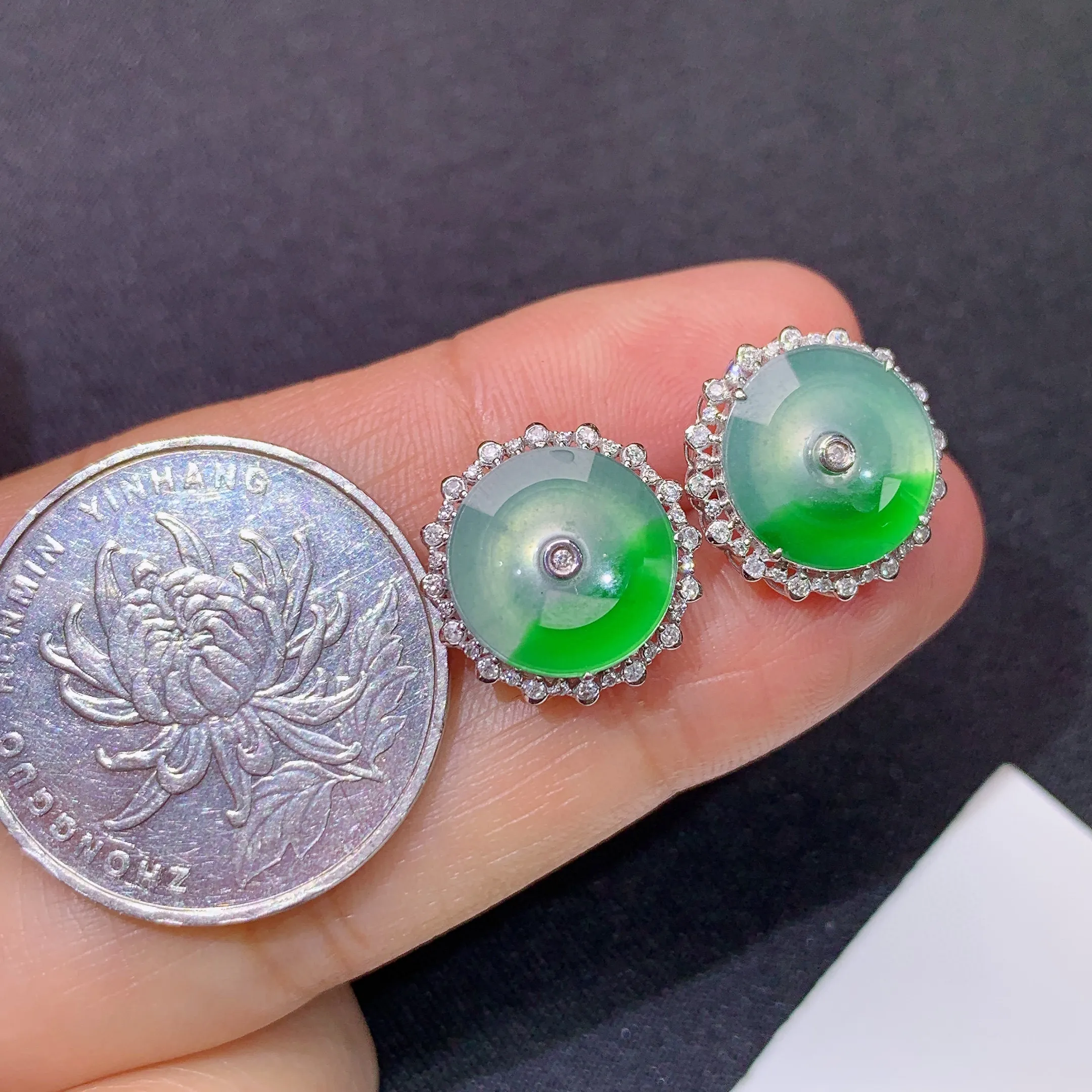 冰飘绿平安扣耳钉，18k金镶嵌，简约时尚，冰润色阳，种水足，裸石尺寸11.1*2