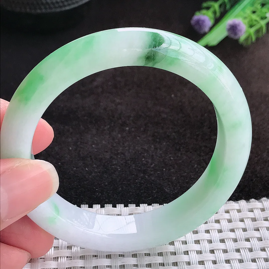 自然光55.5/11.5/8.8老坑精美温润飘绿手镯宽边翡翠玉镯美人镯