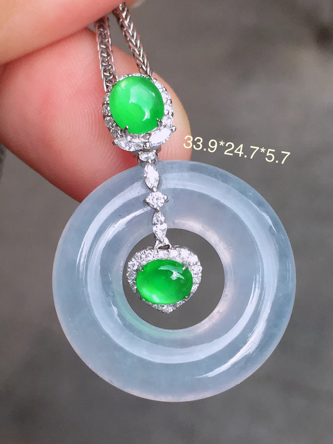 （冰+绿）平安扣吊坠，色泽均匀艳丽，玉质细腻，荧光感超
强，饱满圆润，尽显优雅气质，18k
金豪华镶嵌
