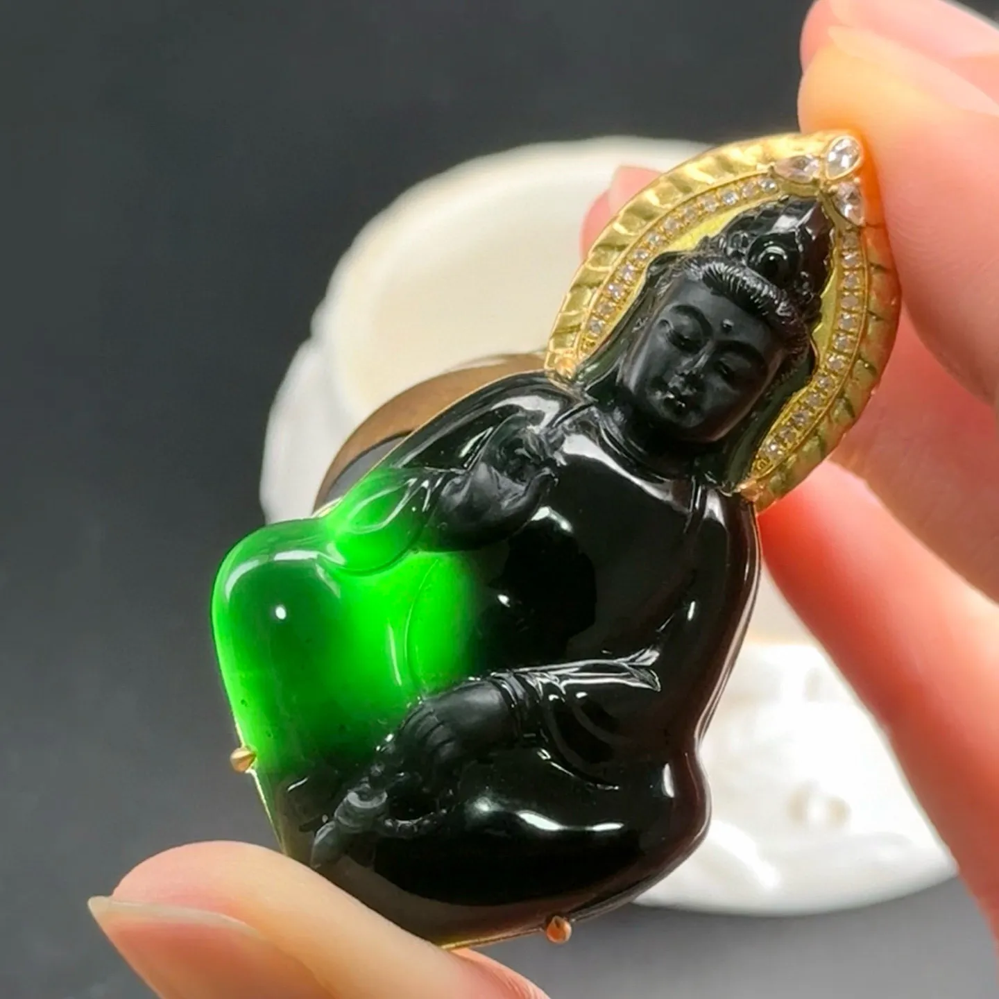 精品18k墨翠观音 种好色正 黑度极好 打灯通透 油性十足 尺寸52.5