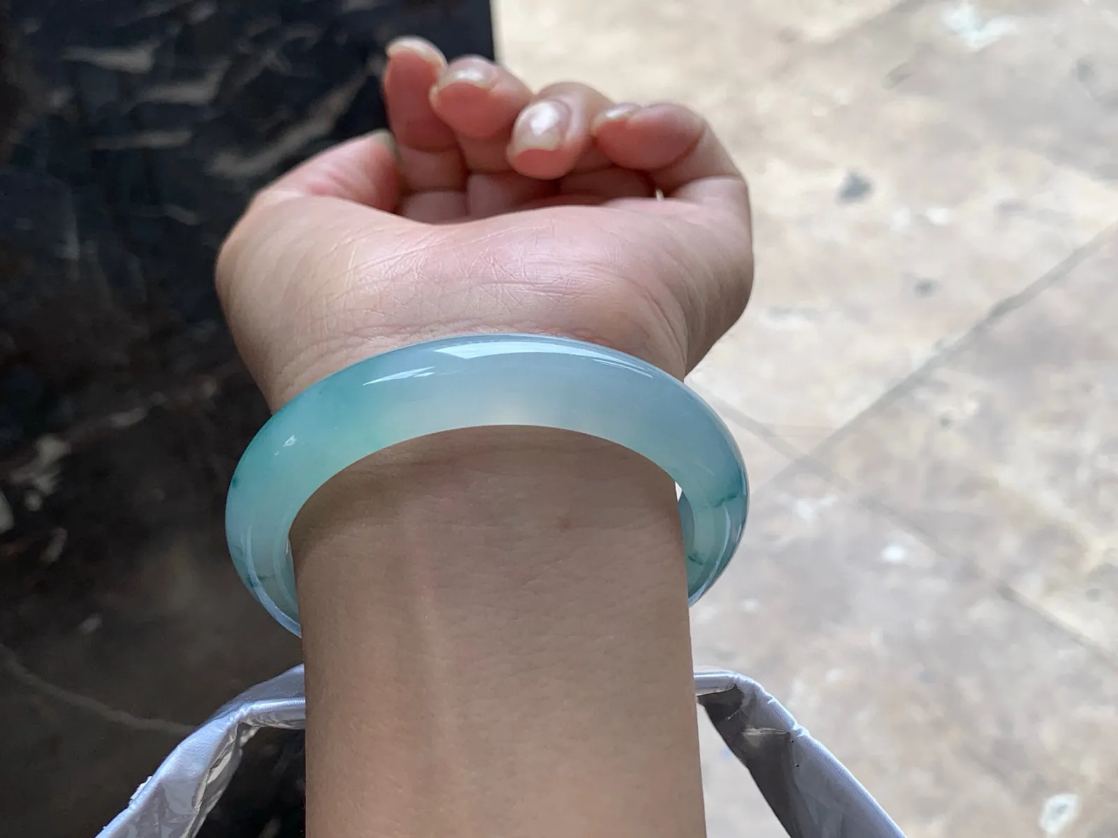 圈口：56.5-12.5-8.5mm                                                 
正圈 56 57可戴 冰飘花手镯
种水佳～ 实物美丽胶感温润