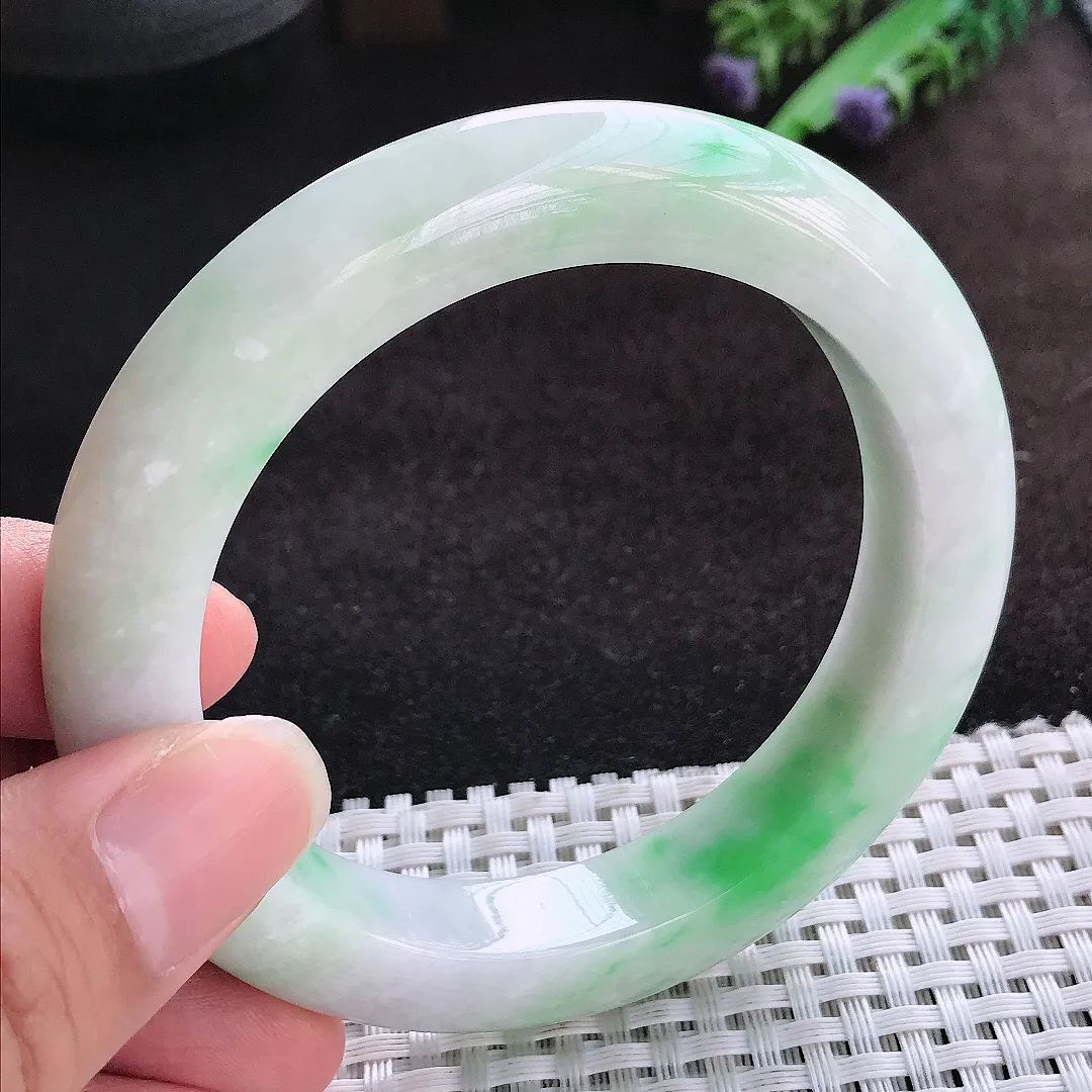 自然光58.5/11.9/10.8老坑精美温润飘绿手镯宽边翡翠玉镯美人镯