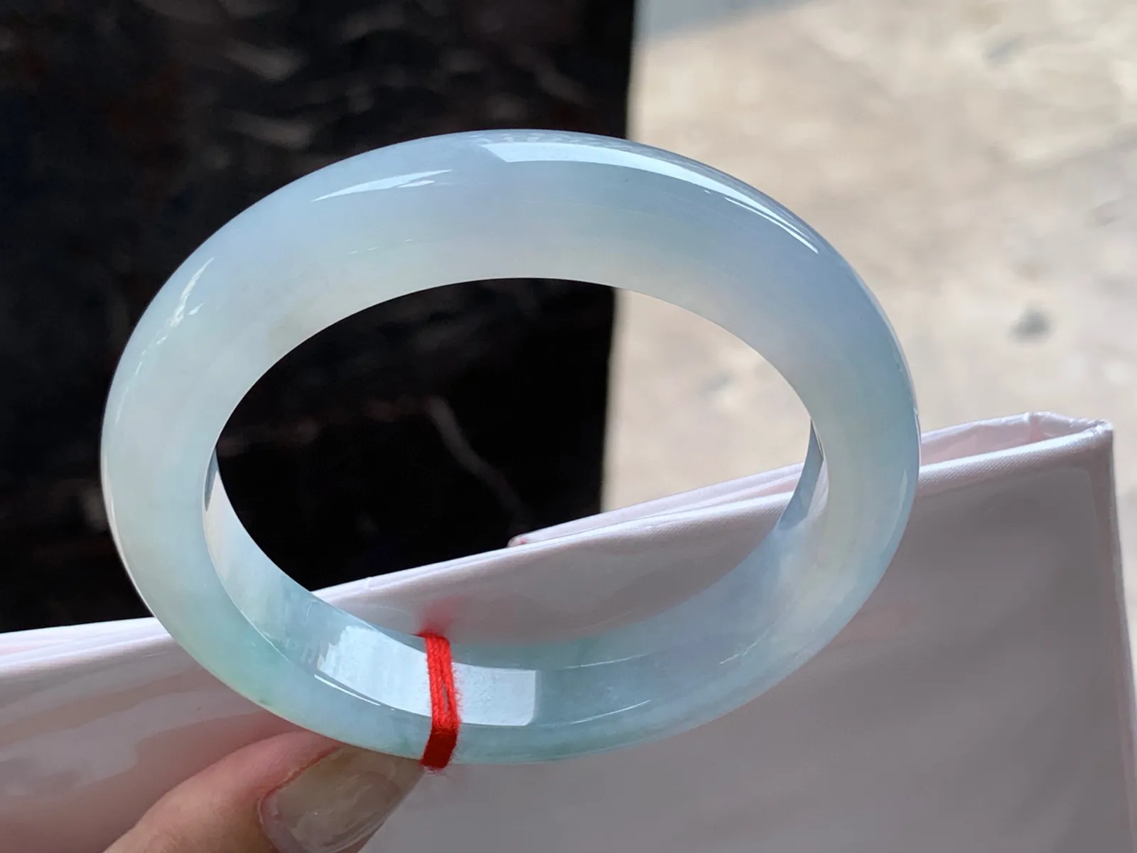 圈口：57-12.8-9.8mm                                                 
正圈 56 57可戴 种水手镯
种老水佳～ 清爽的一枚实物美丽