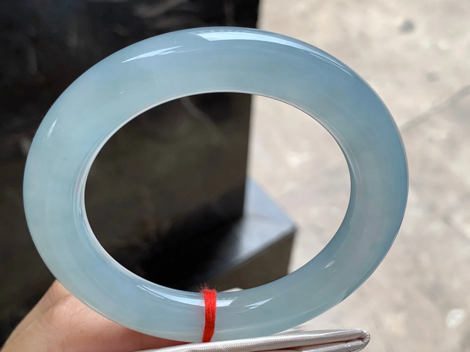 圈口：58.5-11.8mm                                                 
正圈 58 59可戴 冰种手镯
晴底水润清爽～ 胶润的一枚🩵实物美丽