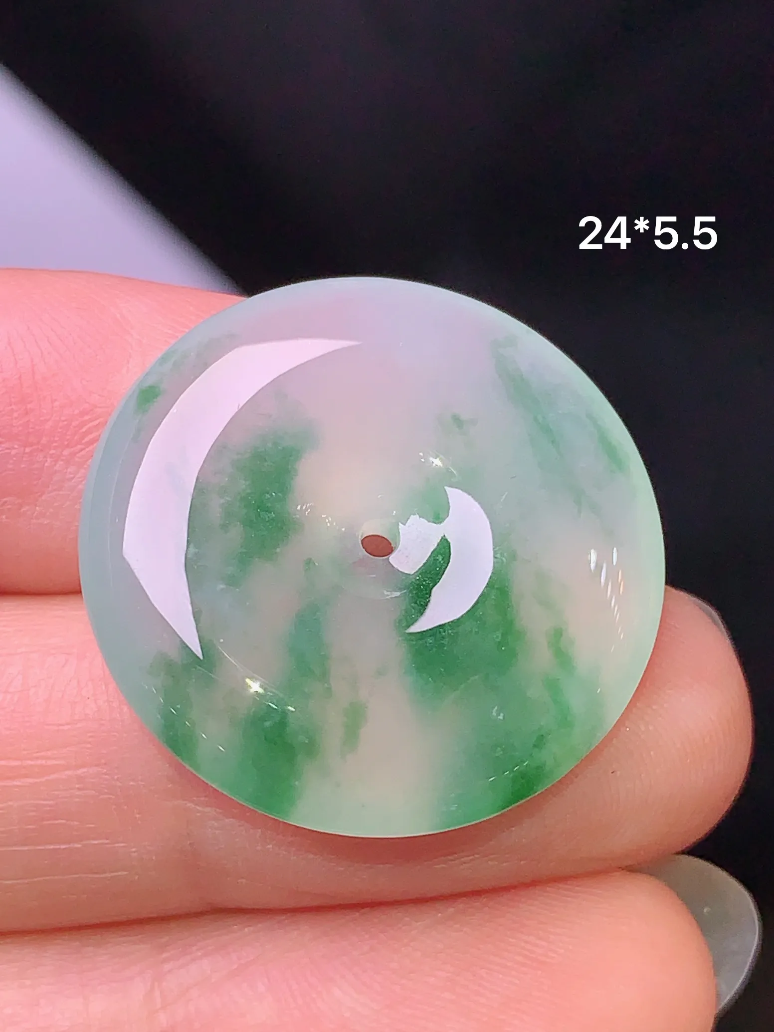飘绿平安扣吊坠 玉质细腻 色泽艳丽  整体尺寸24*5.5