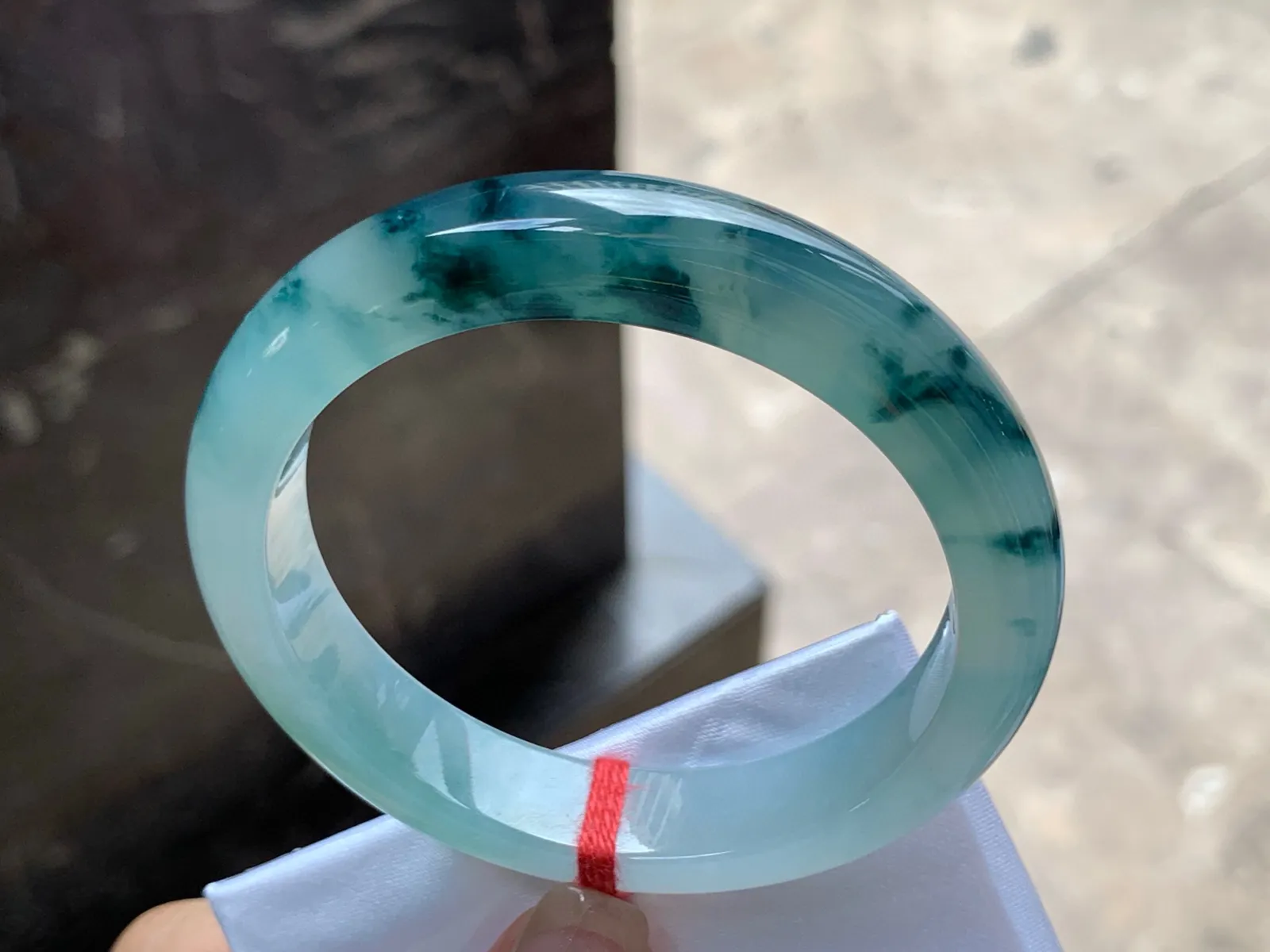 圈口：56.5-12.5-8.5mm                                                 
正圈 56 57可戴 冰飘花手镯
种水佳～ 实物美丽胶感温润