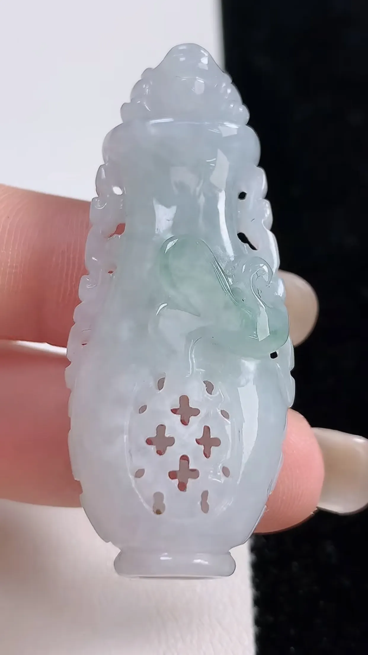 缅甸天然翡翠a货 老坑料起胶冰润 飘花镂空雕刻花瓶吊坠，尺寸48-21-13.5mm  y 18.24