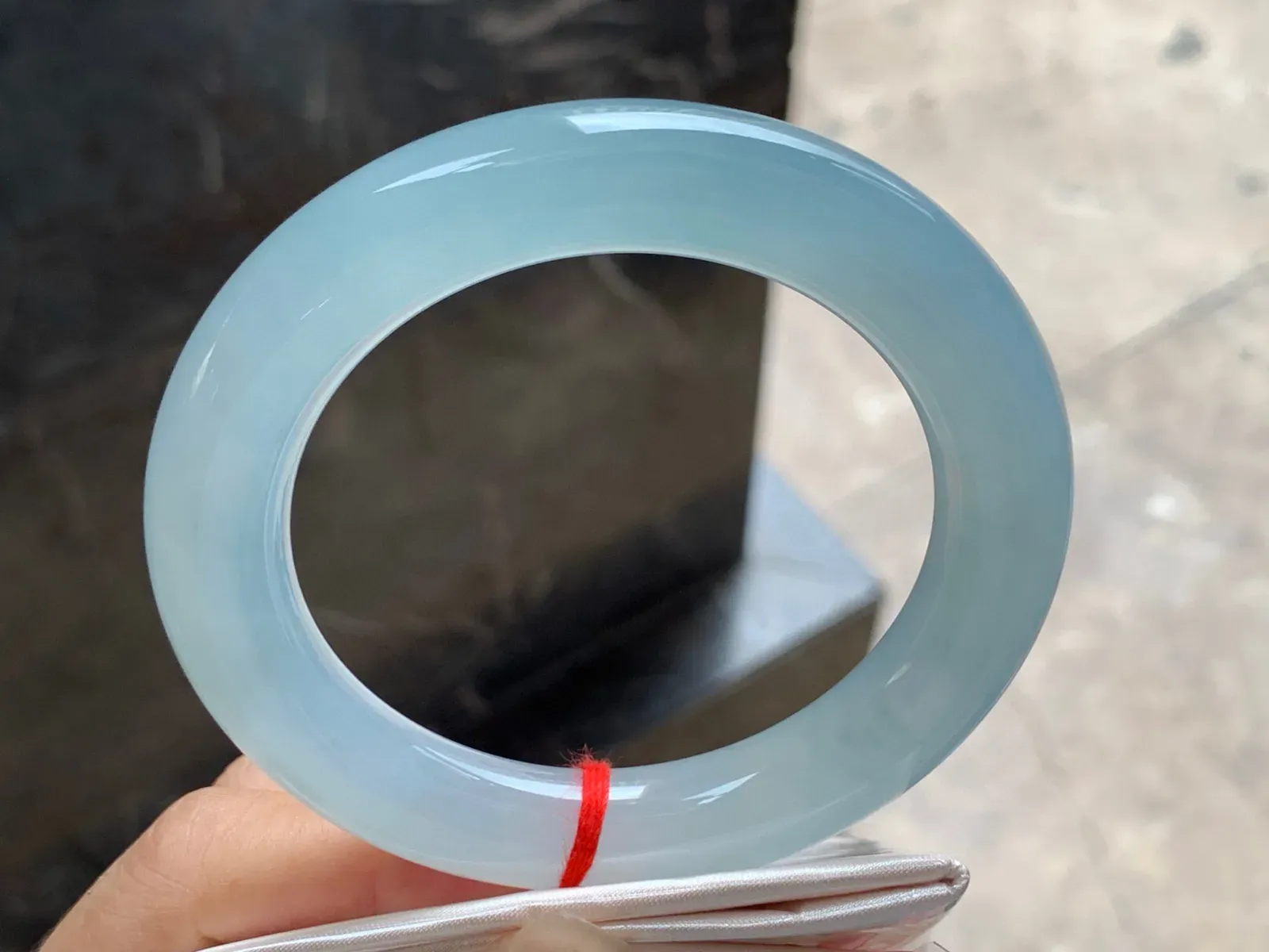 圈口：58.5-11.8mm                                                 
正圈 58 59可戴 冰种手镯
晴底水润清爽～ 胶润的一枚🩵实物美丽