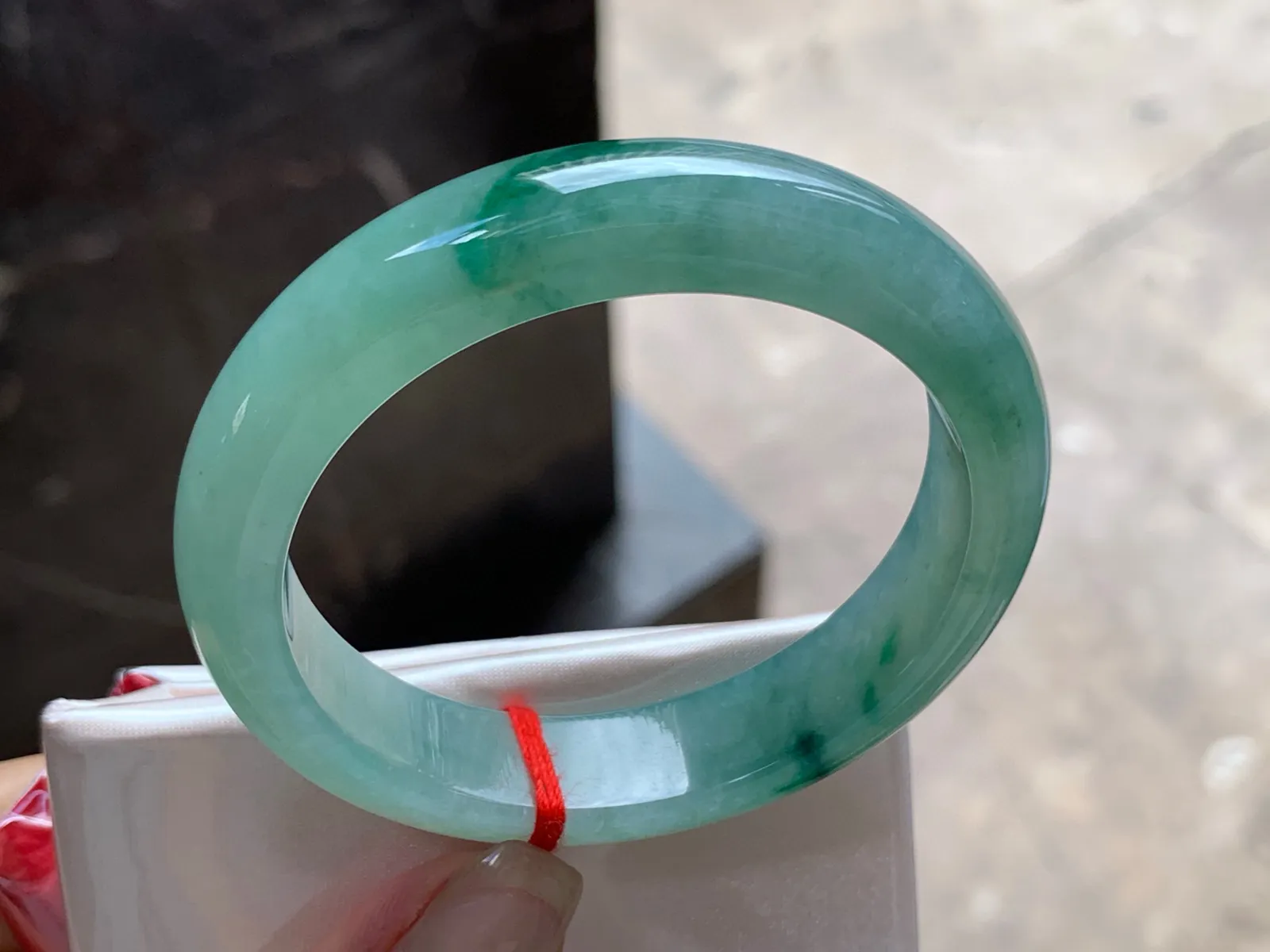 圈口：51.5-11.7-7.8mm                                                 
正圈 51 52可戴 飘花手镯
种水佳～ 底色浓郁实物美丽