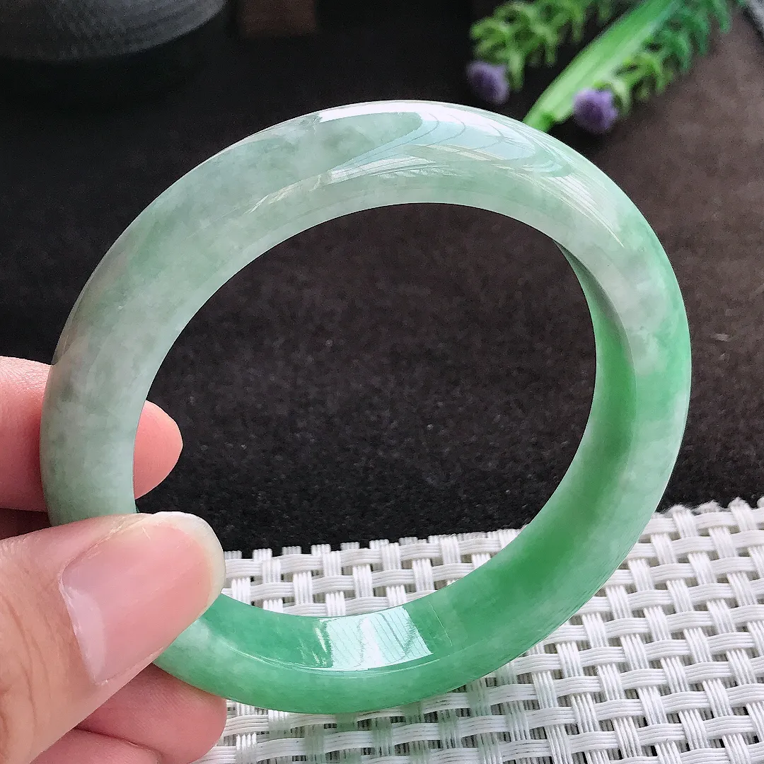自然光57.5/12.4/8.8老坑精美温润飘绿手镯宽边翡翠玉镯美人镯