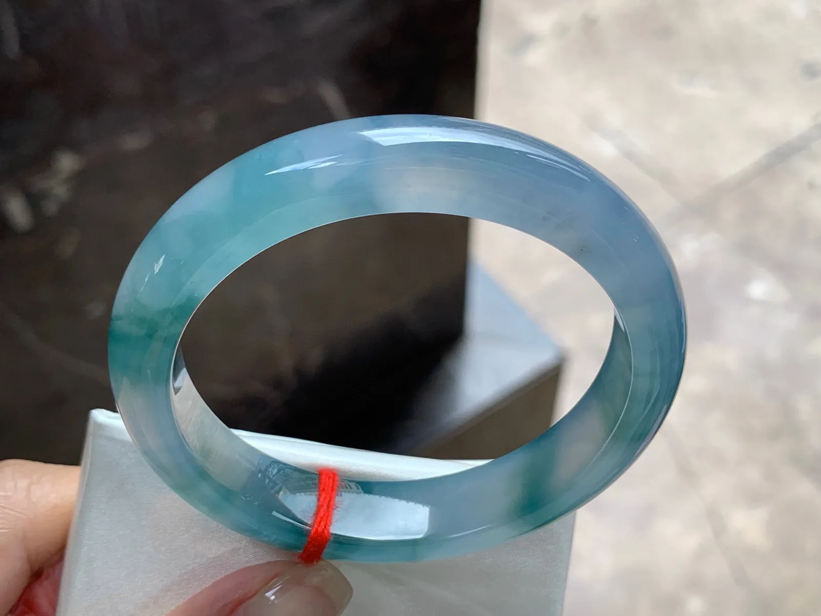 圈口：57-12.4-8.3mm                                                 
正圈 56 57可戴 冰飘花手镯
冰透水润～ 花飘灵动实物美丽