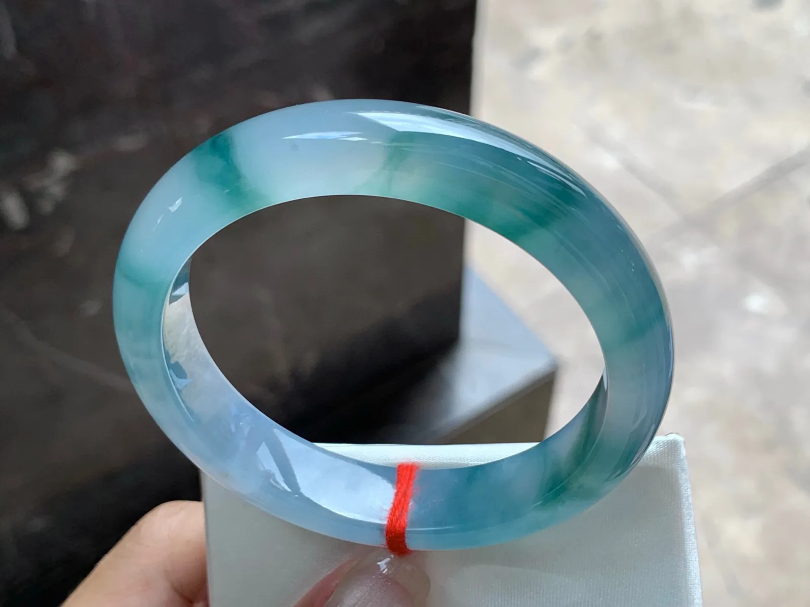圈口：57-12.4-8.3mm                                                 
正圈 56 57可戴 冰飘花手镯
冰透水润～ 花飘灵动实物美丽