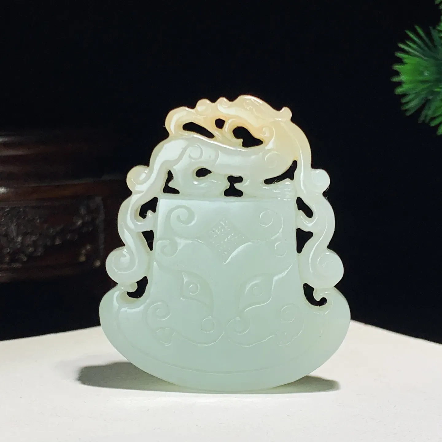 新疆和田玉且末糖仿古龙牌子挂件。尺寸51/43/8重32克 白度一级。玉质细腻油润 底色纯净 脂粉好，品质好。lt250917