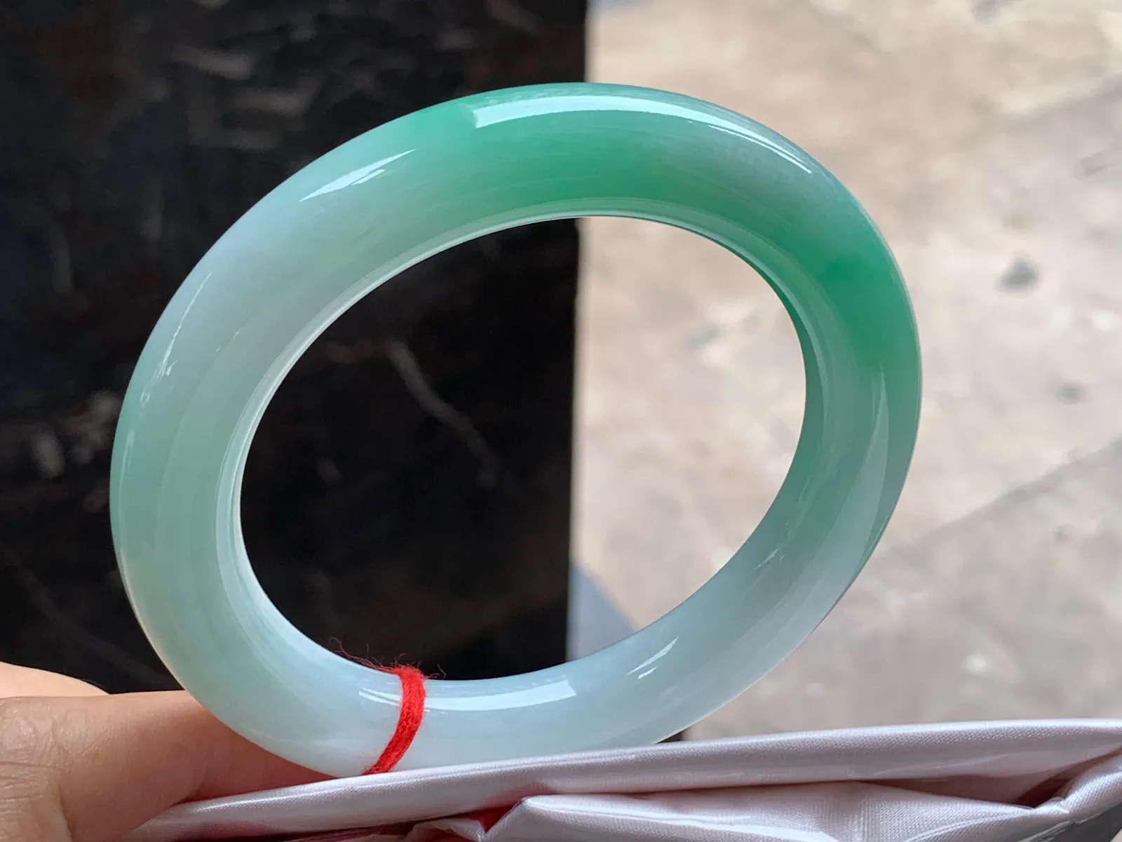 圈口：63-12.6mm                                                 
正圈 63 64可戴 带色圆条
颜色鲜艳浓郁～ 细腻的玉质实物美丽