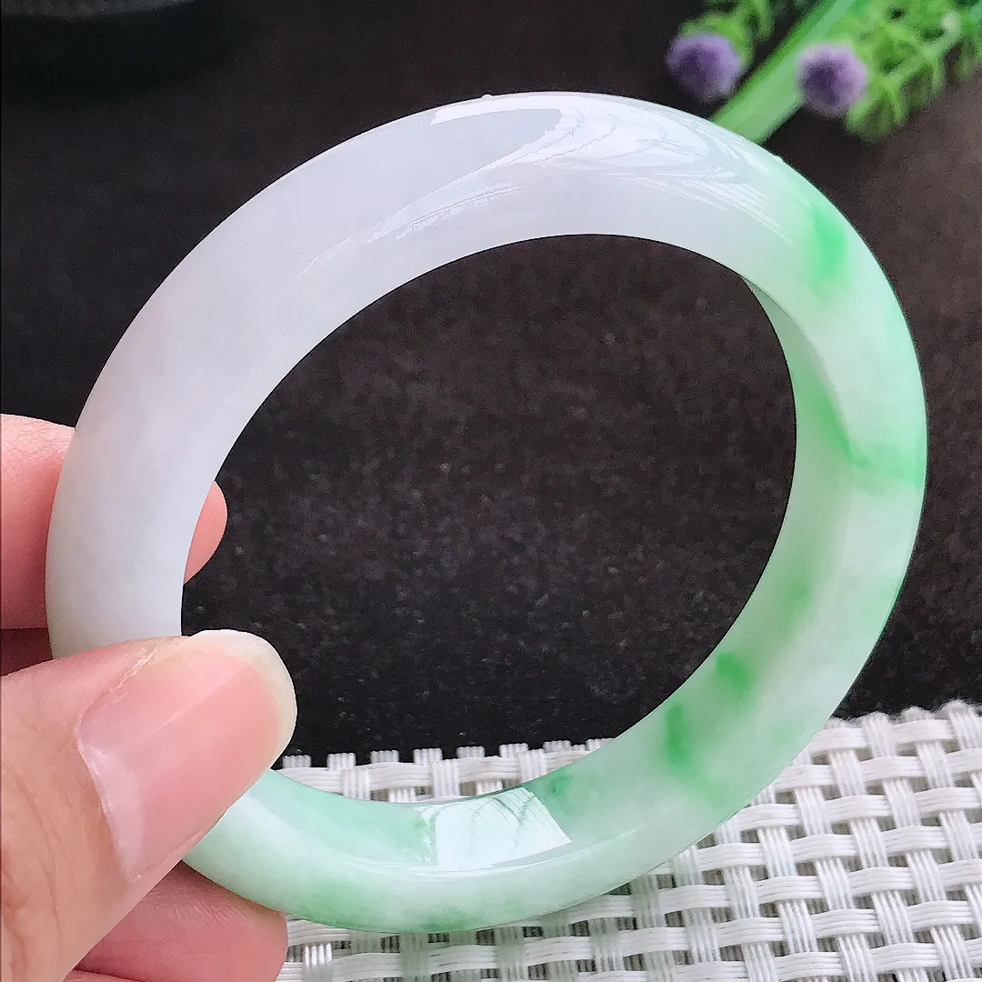 自然光55.5/11.5/8.8老坑精美温润飘绿手镯宽边翡翠玉镯美人镯
