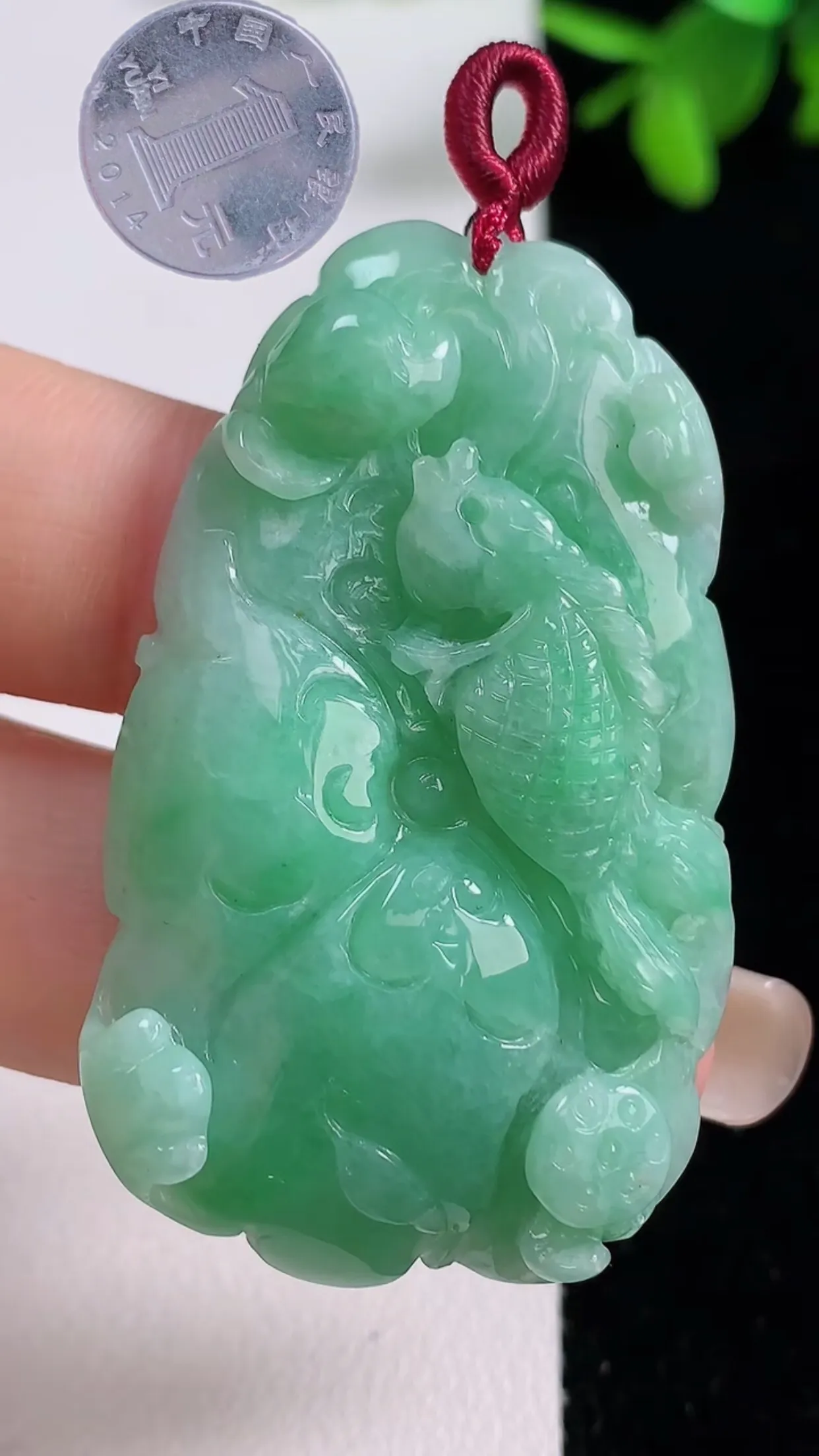 缅甸天然翡翠a货 老坑料起胶冰润 满绿和和美美 荷叶鱼吊坠，尺寸47.8-28.2-6.5mm  y 16.99