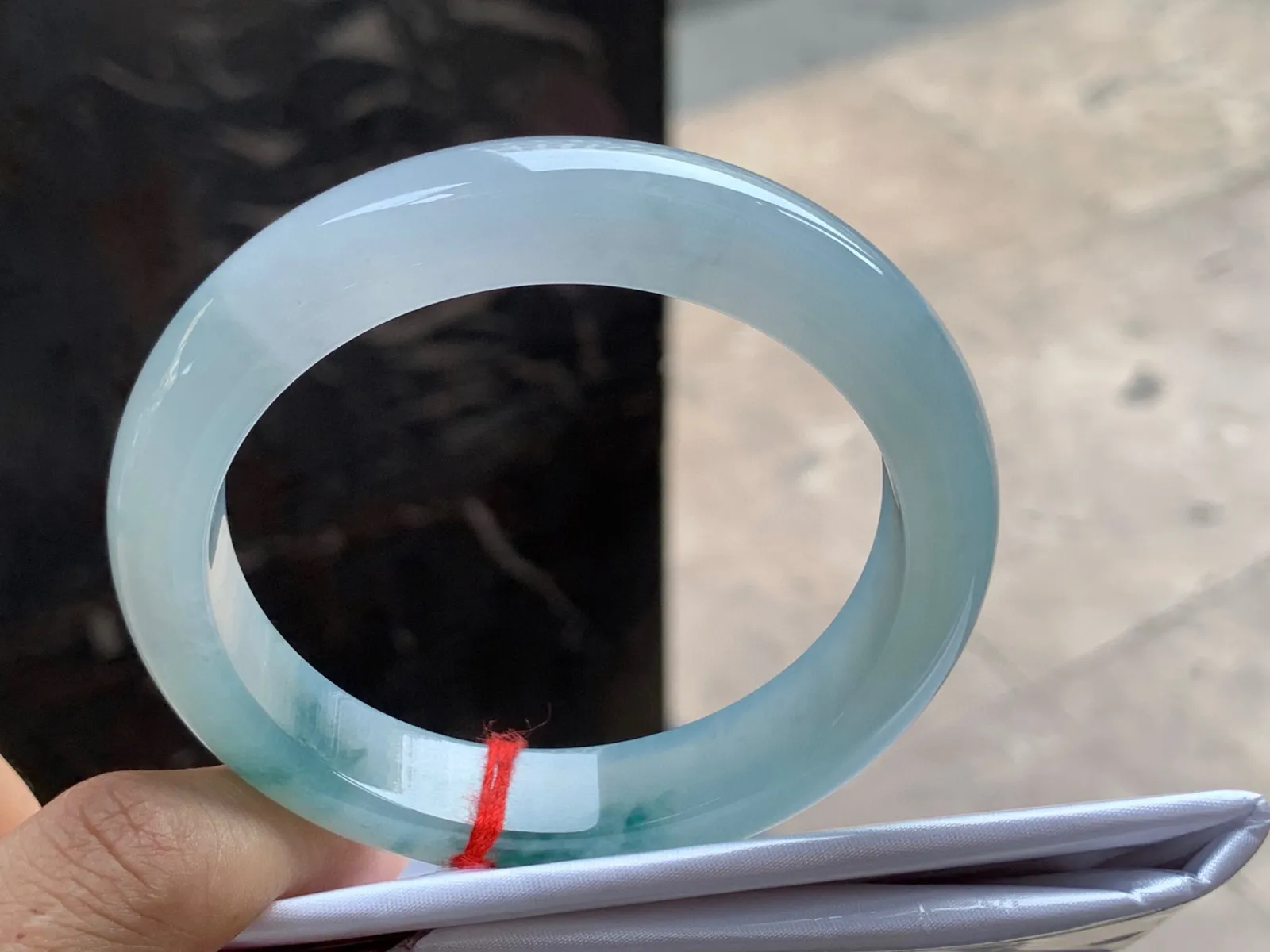 圈口：58-12.5-8.9mm                                                 
正圈 57 58可戴 飘花手镯
种水佳～ 花色灵动实物美丽