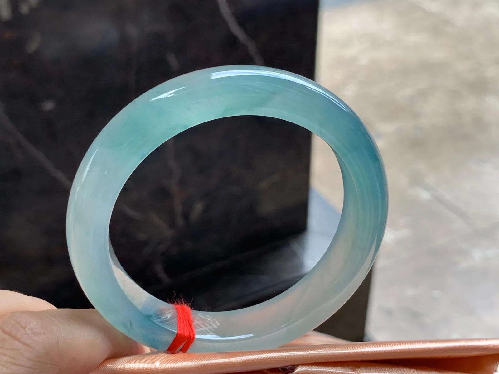 圈口：55.5-12.5-9.3mm                                                 
正圈 55 56可戴 冰蓝手镯
底色浓郁～ 种老水佳🩵实物美丽