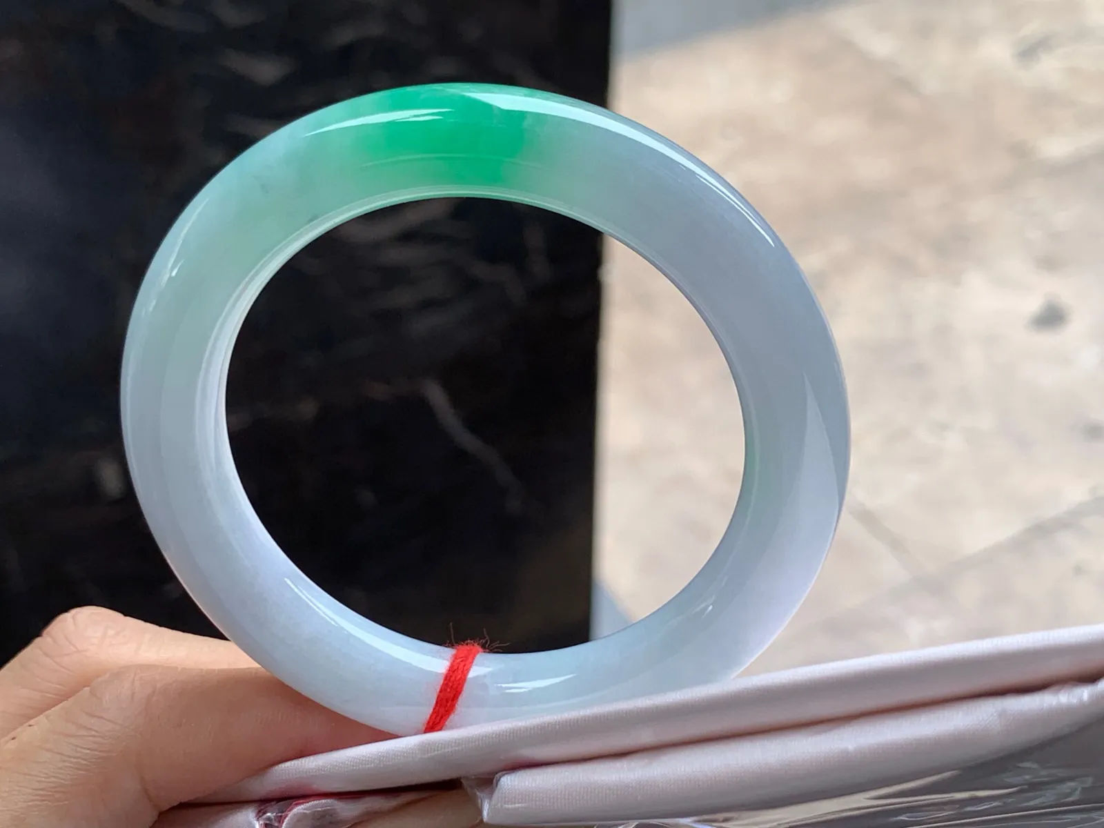 圈口：56-11mm                                                 
正圈 56 57可戴 带色圆条
颜色点缀～ 白底清爽实物美丽 上手优秀