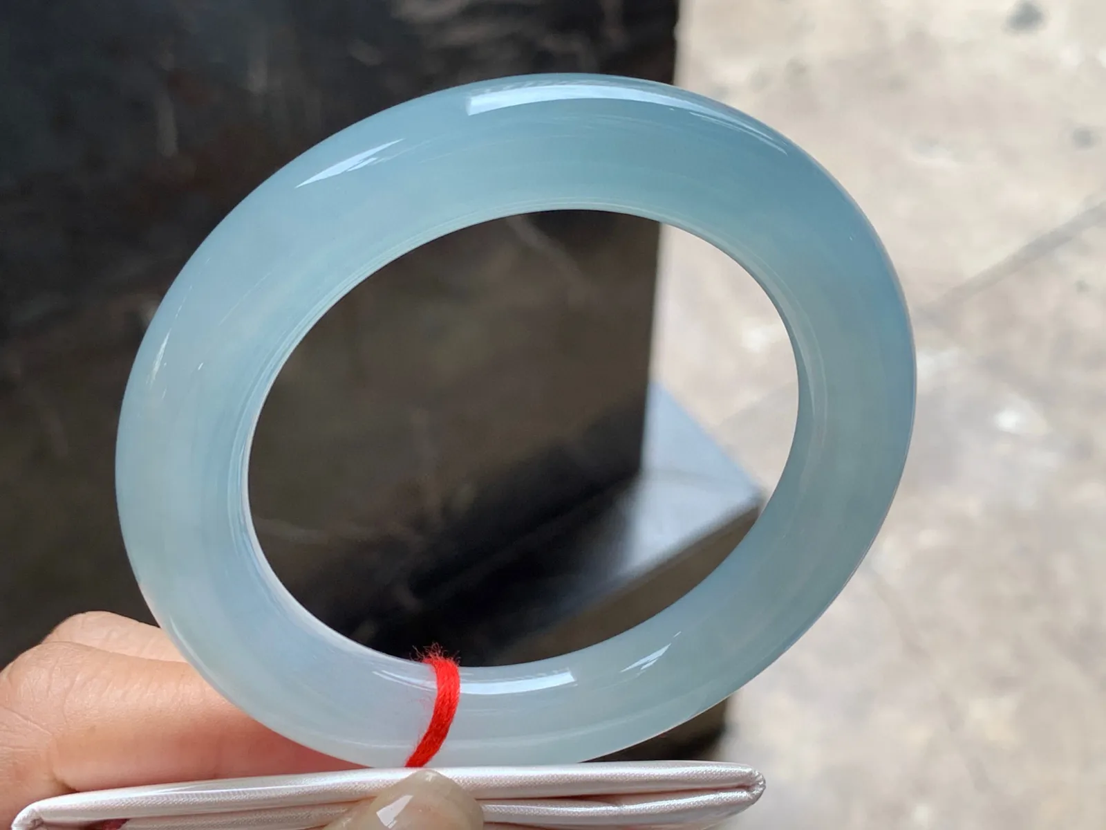 圈口：58.5-11.8mm                                                 
正圈 58 59可戴 冰种手镯
晴底水润清爽～ 胶润的一枚🩵实物美丽