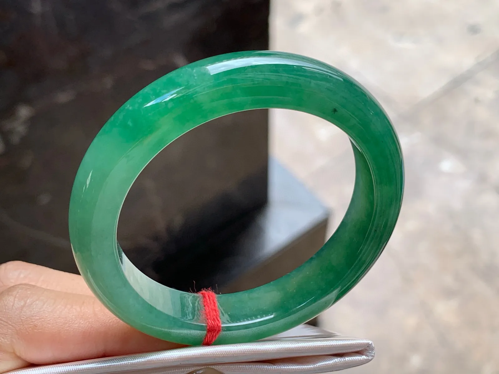 圈口：52-11.7-8.6mm                                                 
正圈 51 52可戴 满色手镯
颜色鲜艳浓郁～ 种水佳实物美丽