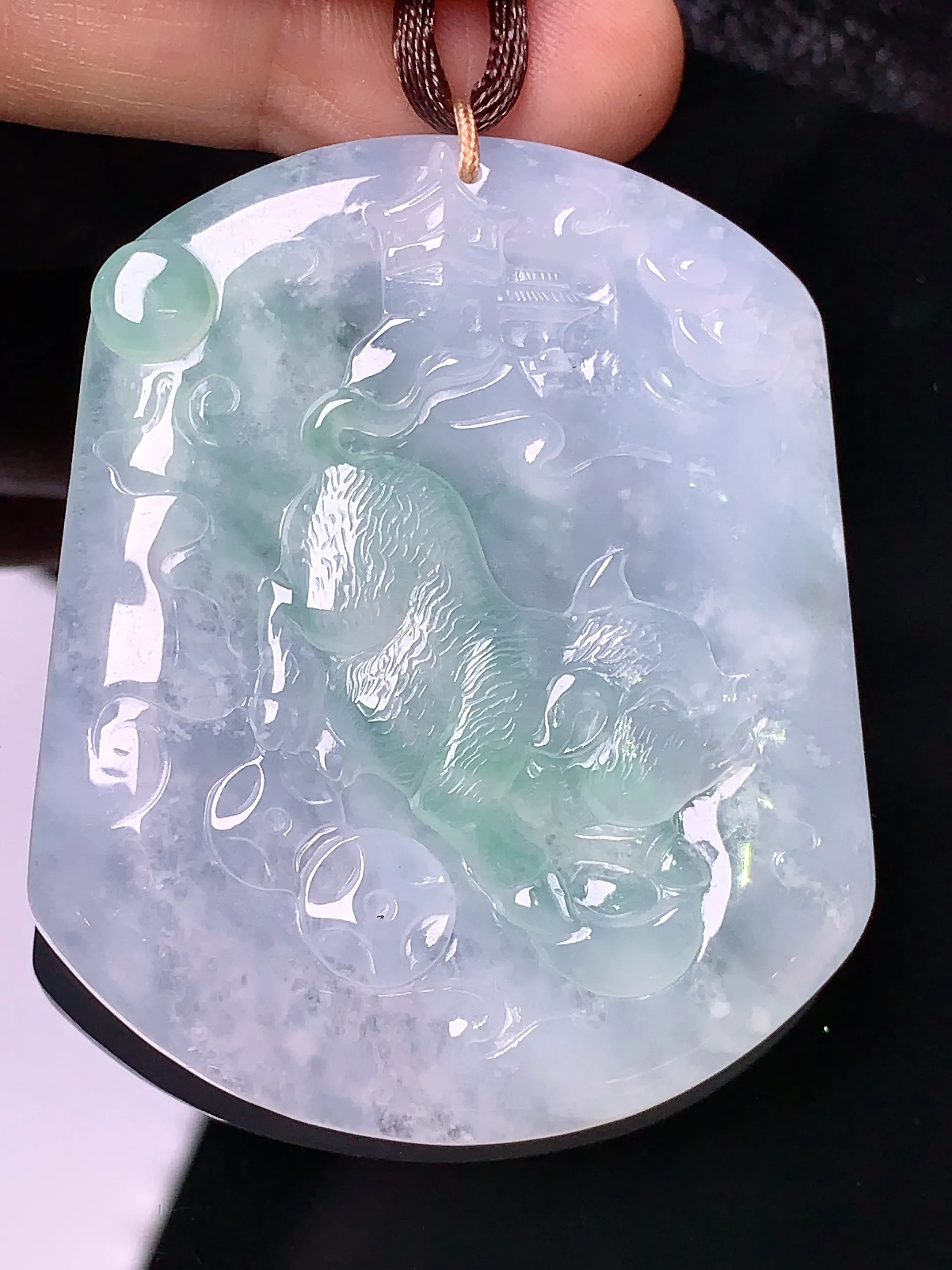 冰种飘绿生肖猪吊坠 玉质细腻 色泽艳丽  整体尺寸52.8*43.8*5.6