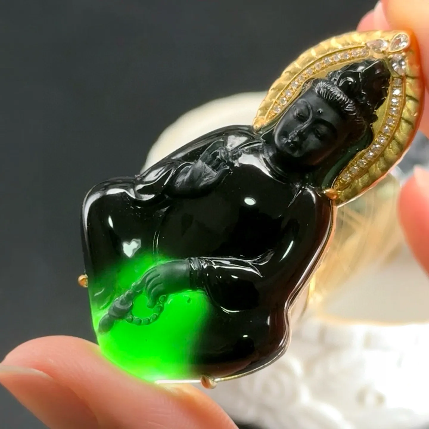 精品18k墨翠观音 种好色正 黑度极好 打灯通透 油性十足 尺寸52.5