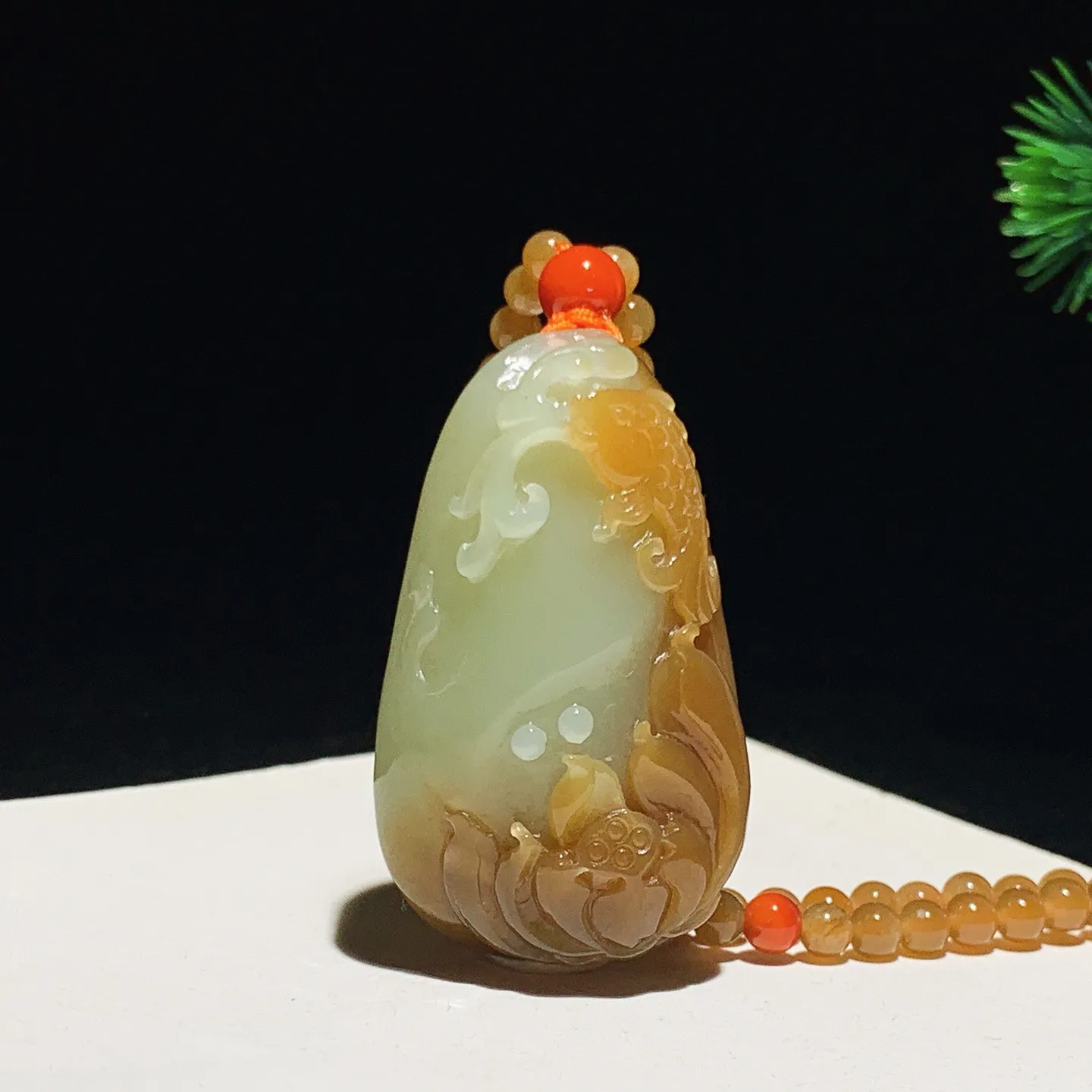新疆且末糖花开富贵连年有余挂件。尺寸43.6/26/16链子尺寸4重41克 玉质细腻油润 底色纯净 