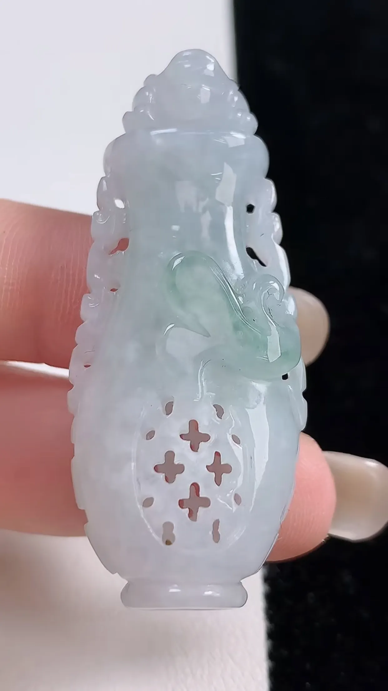缅甸天然翡翠a货 老坑料起胶冰润 飘花镂空雕刻花瓶吊坠，尺寸48-21-13.5mm  y 18.24