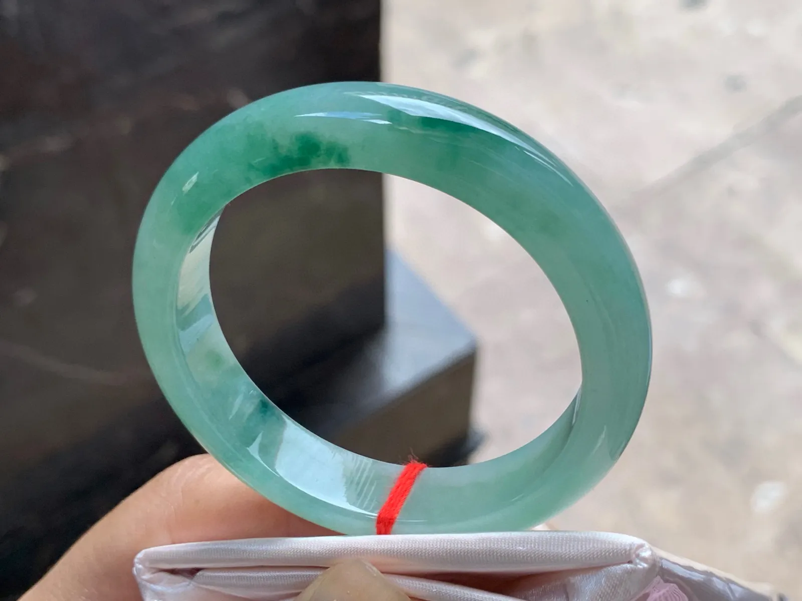 圈口：51.5-11.7-7.8mm                                                 
正圈 51 52可戴 飘花手镯
种水佳～ 底色浓郁实物美丽