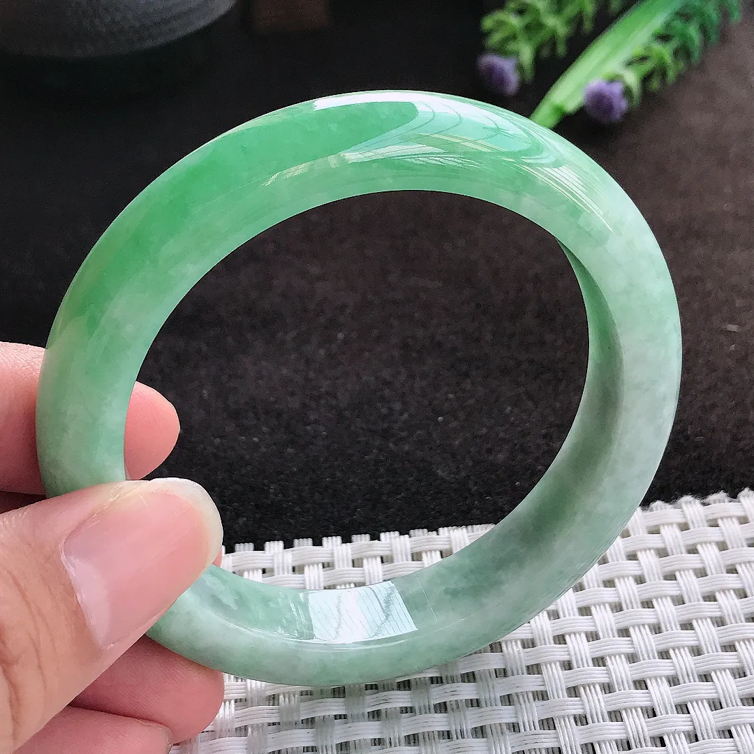 自然光57.5/12.4/8.8老坑精美温润飘绿手镯宽边翡翠玉镯美人镯