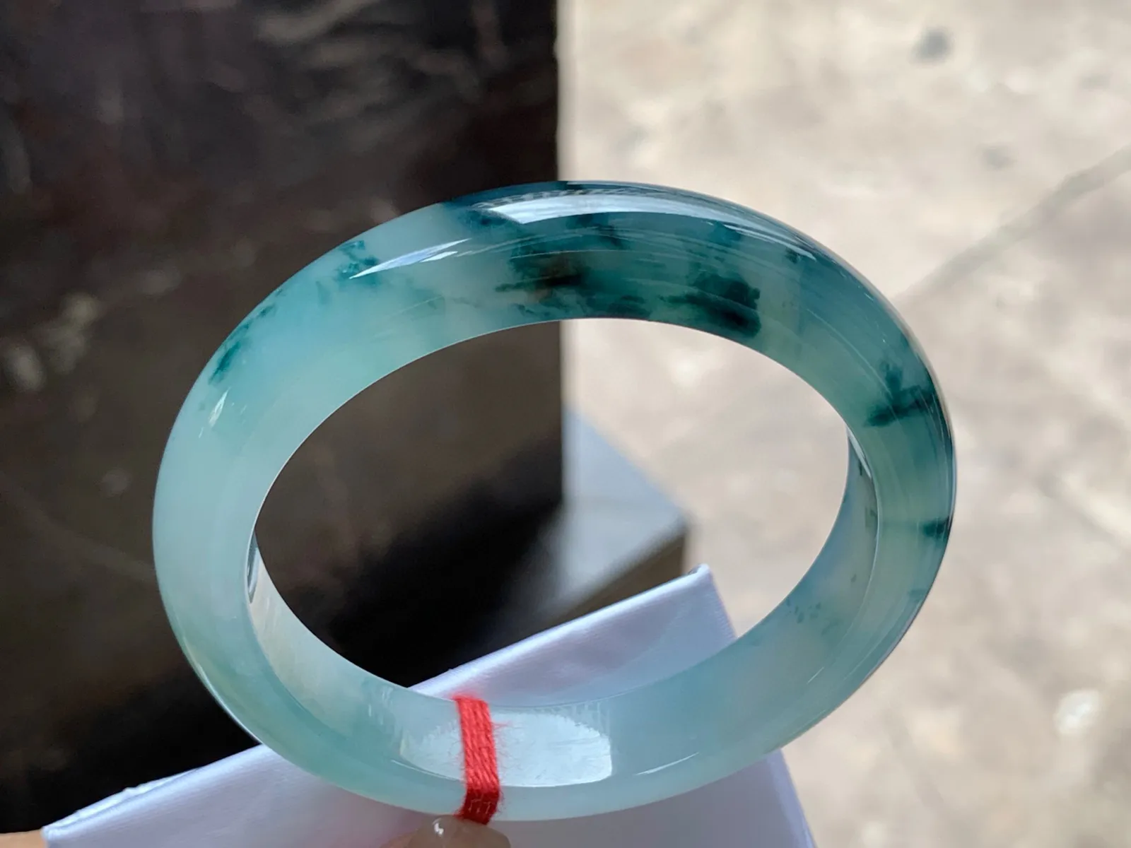 圈口：56.5-12.5-8.5mm                                                 
正圈 56 57可戴 冰飘花手镯
种水佳～ 实物美丽胶感温润