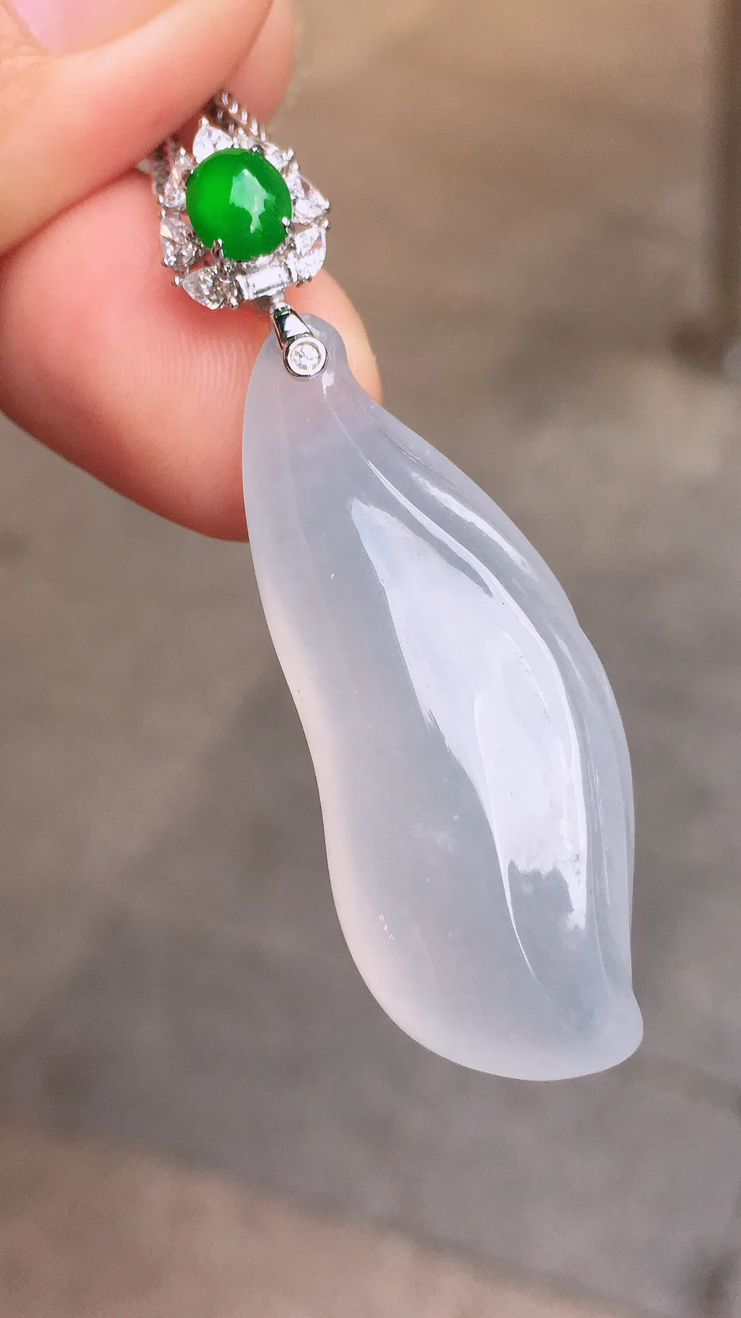 冰种福瓜吊坠，玉质细腻，荧光感超
强，饱满圆润，尽显优雅气质，18k
金豪华镶嵌