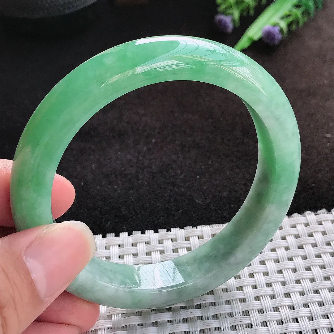自然光57.5/12.4/8.8老坑精美温润飘绿手镯宽边翡翠玉镯美人镯