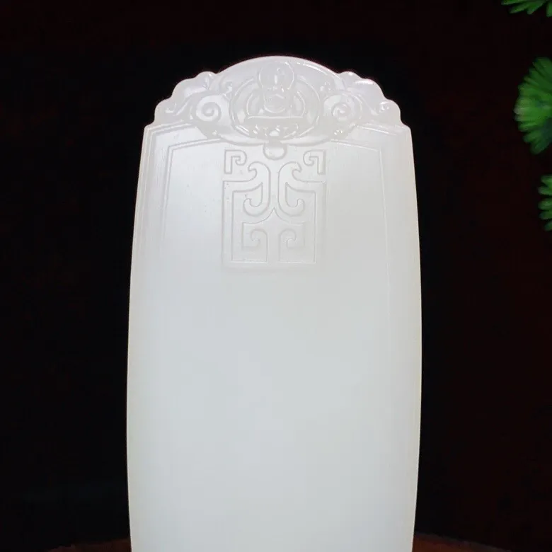 新疆和田玉羊脂白玉平安无事牌挂件。尺寸75/40/12重90克 白度一级。玉质细腻油润 无结构 底色纯净 脂粉好，品质好。lt250917