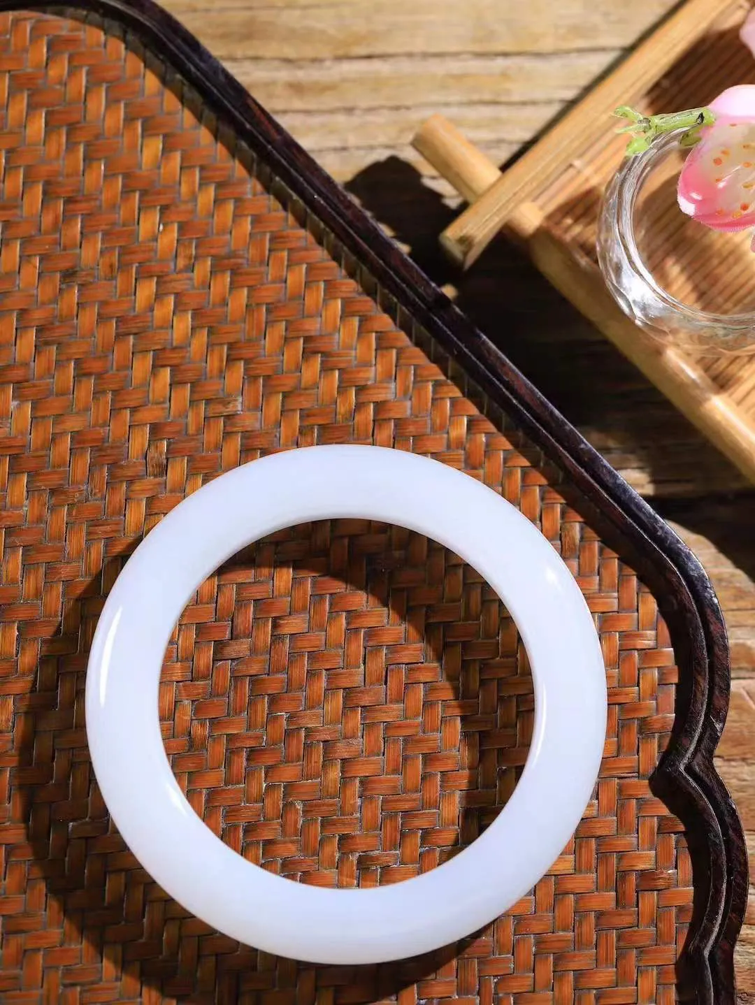 【情有独钟.手镯】

精品和田玉白玉手镯 玉质温润细腻 油性十足 手感舒适，高华雅逸，线条流畅，简约大气，美自天成，素雅高贵。佩戴于腕间，婉约之美，举手投足间透出那低调奢华。重71克 内径58mm 尺寸12-11.3mm   FDA-79901752