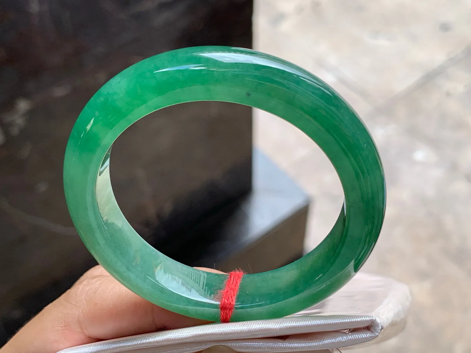 圈口：52-11.7-8.6mm                                                 
正圈 51 52可戴 满色手镯
颜色鲜艳浓郁～ 种水佳实物美丽