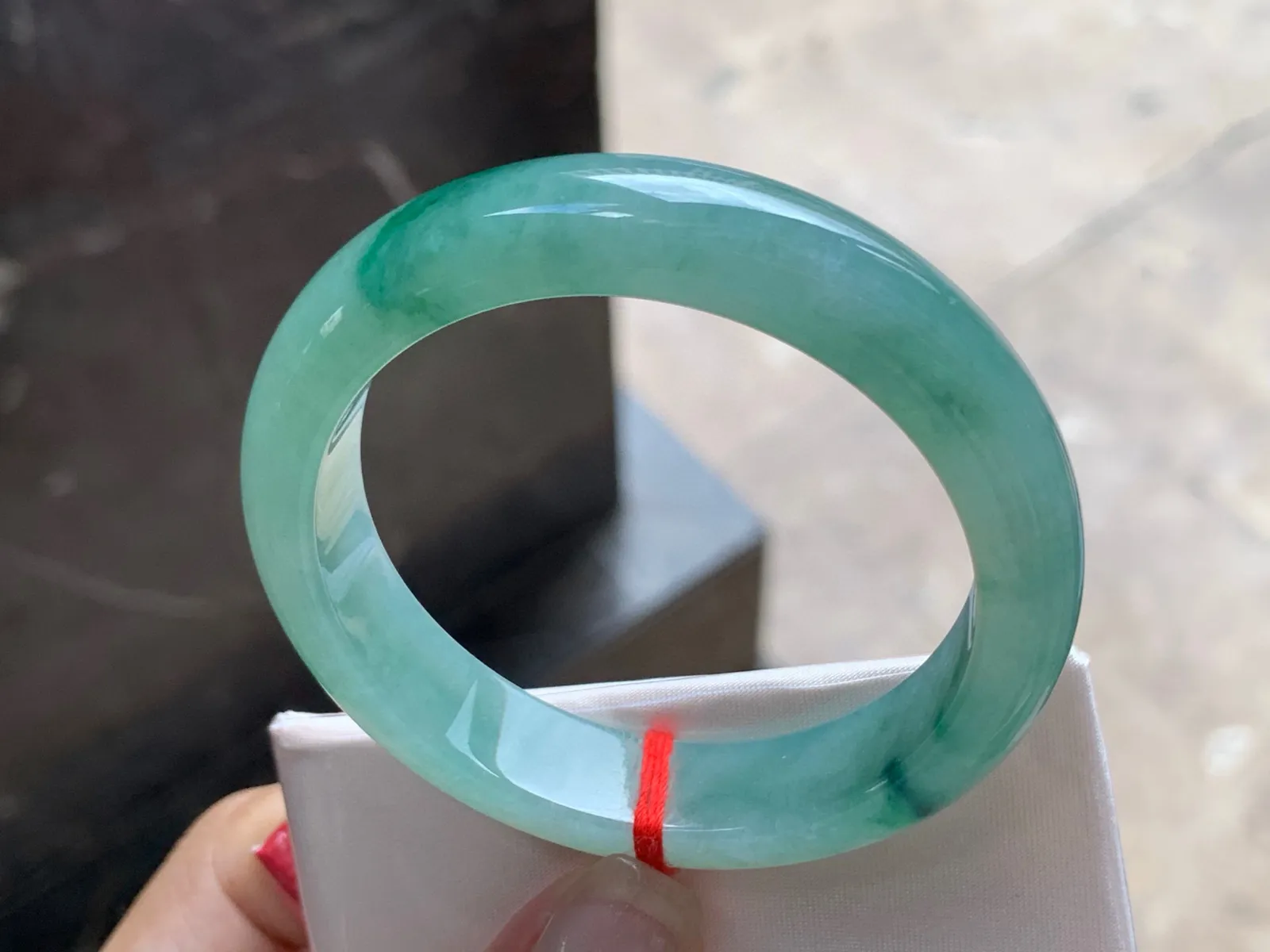 圈口：51.5-11.7-7.8mm                                                 
正圈 51 52可戴 飘花手镯
种水佳～ 底色浓郁实物美丽