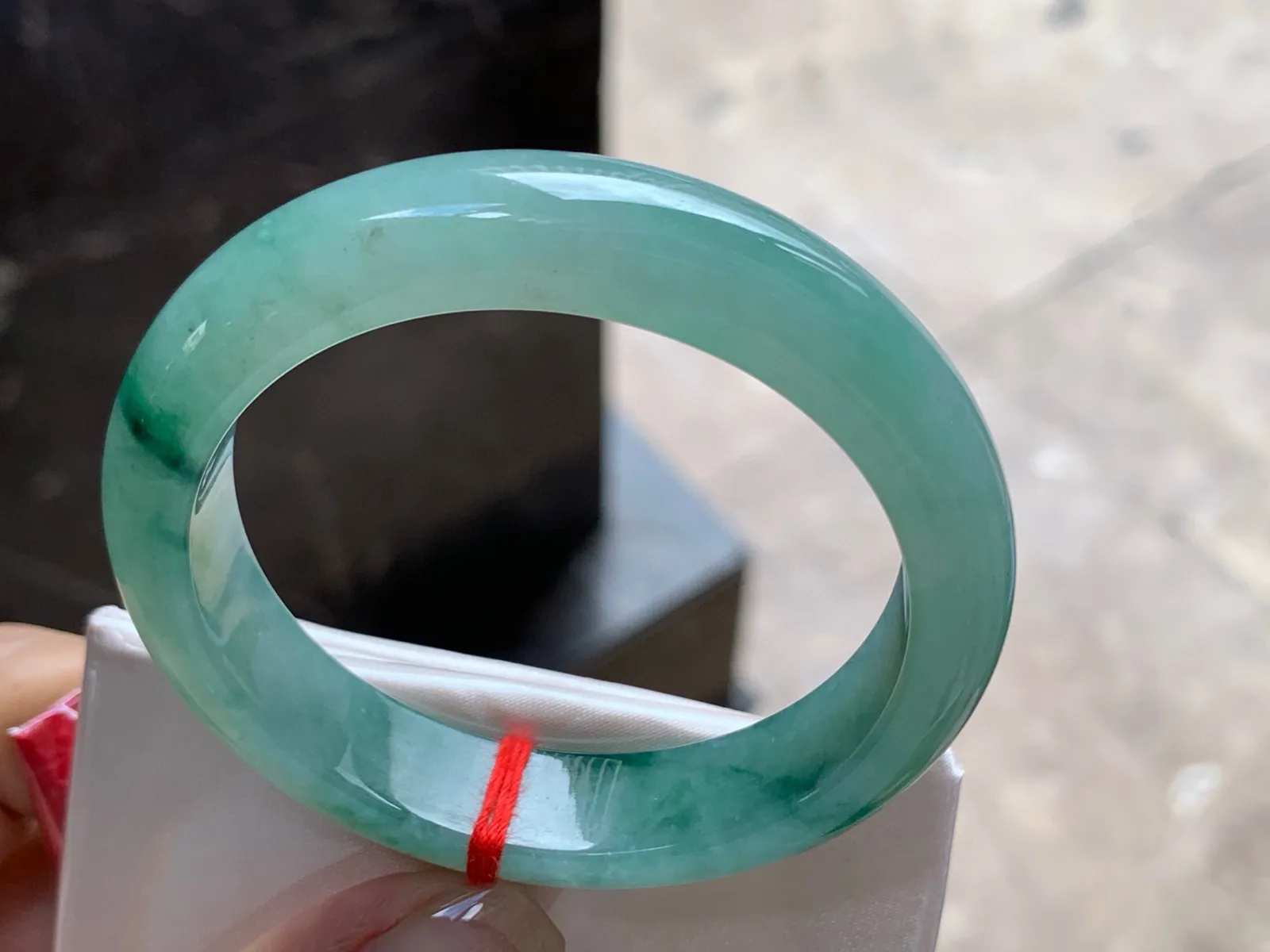 圈口：51.5-11.7-7.8mm                                                 
正圈 51 52可戴 飘花手镯
种水佳～ 底色浓郁实物美丽
