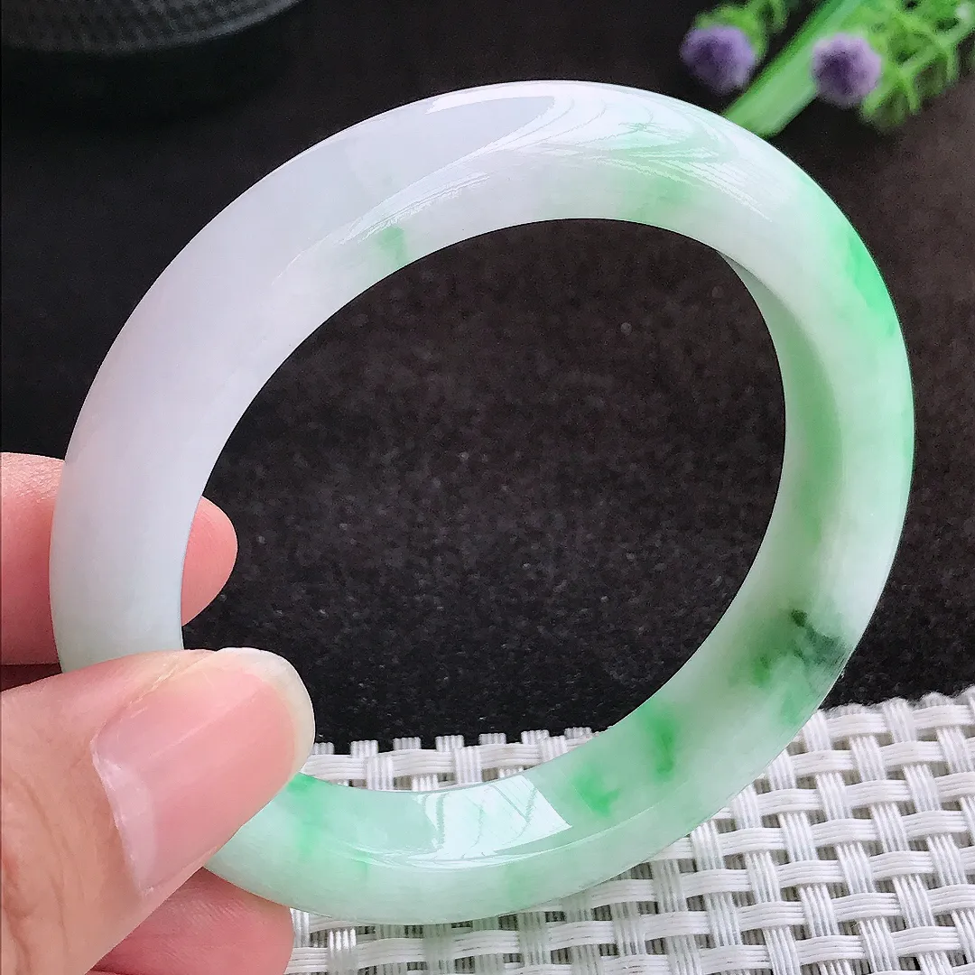 自然光55.5/11.5/8.8老坑精美温润飘绿手镯宽边翡翠玉镯美人镯