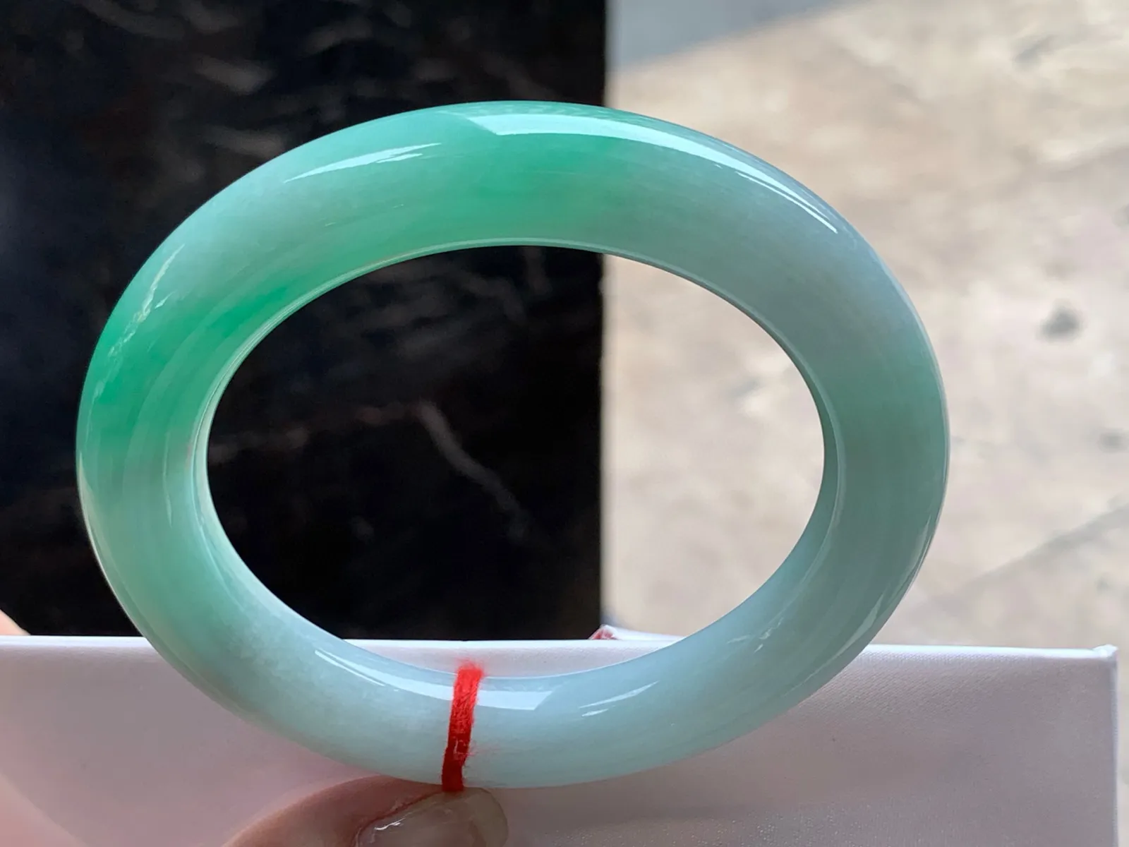 圈口：63-12.6mm                                                 
正圈 63 64可戴 带色圆条
颜色鲜艳浓郁～ 细腻的玉质实物美丽