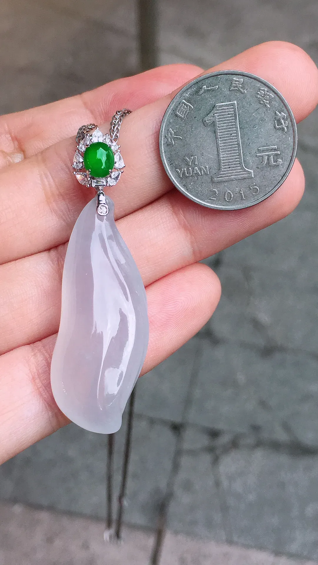冰种福瓜吊坠，玉质细腻，荧光感超
强，饱满圆润，尽显优雅气质，18k
金豪华镶嵌