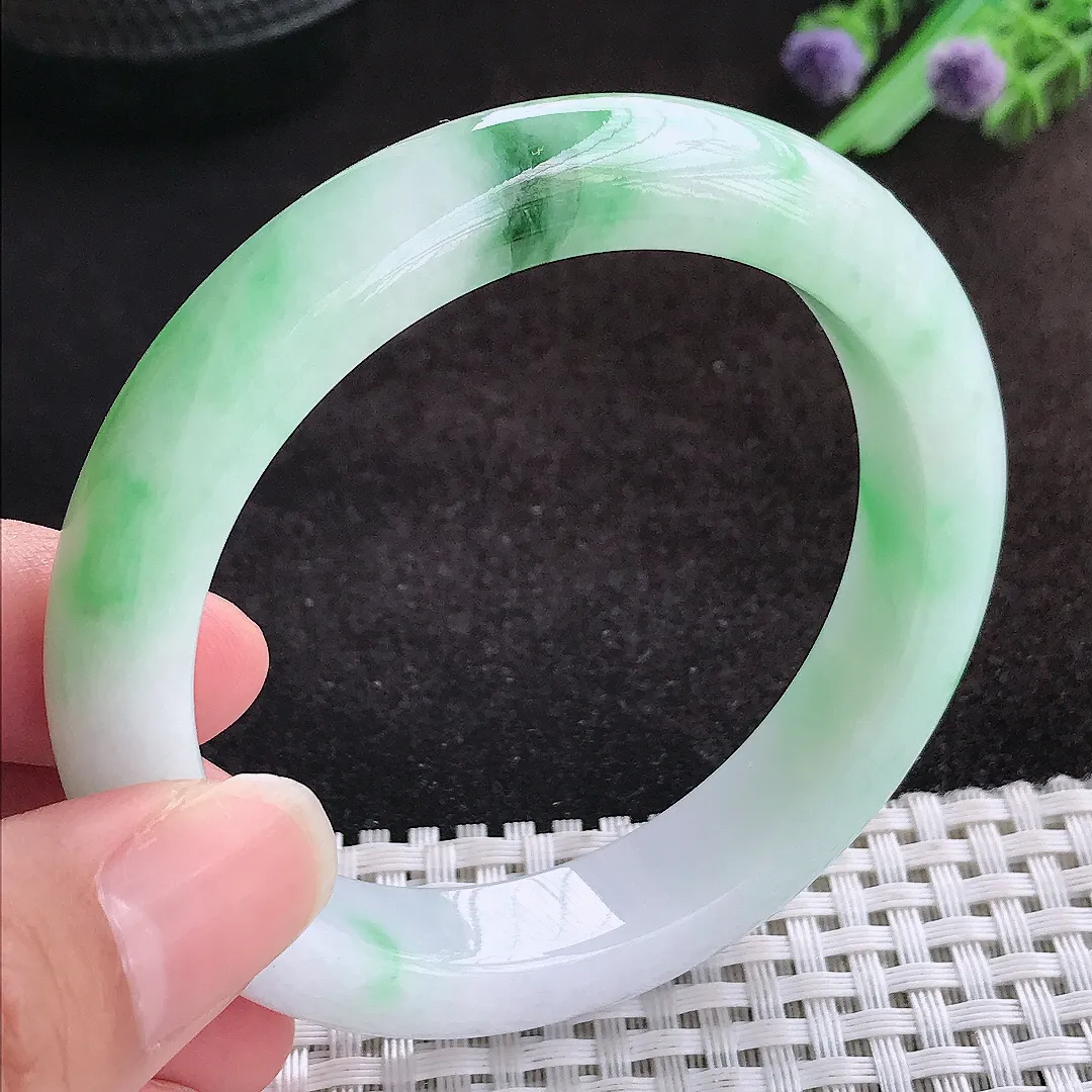 自然光55.5/11.5/8.8老坑精美温润飘绿手镯宽边翡翠玉镯美人镯